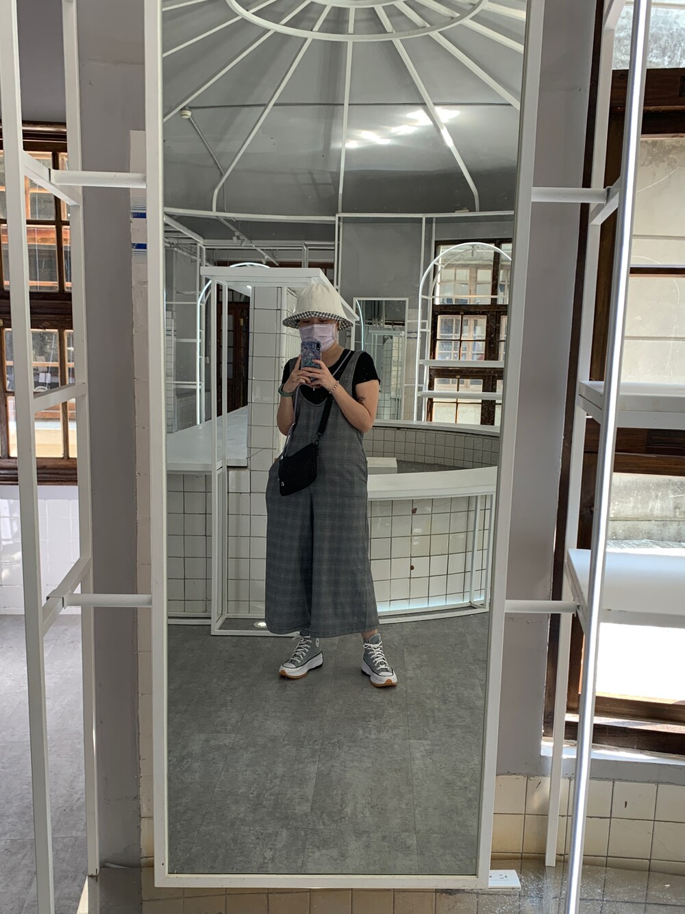 「お出かけコーデ、今日のコーデ、カジュアル、大人カジュアル、オトナカワイイ、秋服コーデ、秋冬、お洒落さんとつながりたい、大人コーデ、オトナ女子、シンプルコーデ、低身長コーデ」｜「CONVERSEのアイテム（その他シューズ、グレー系）」を使った、Indigochildさん（レディース・155cm）の秋コーディネートの1枚目の写真