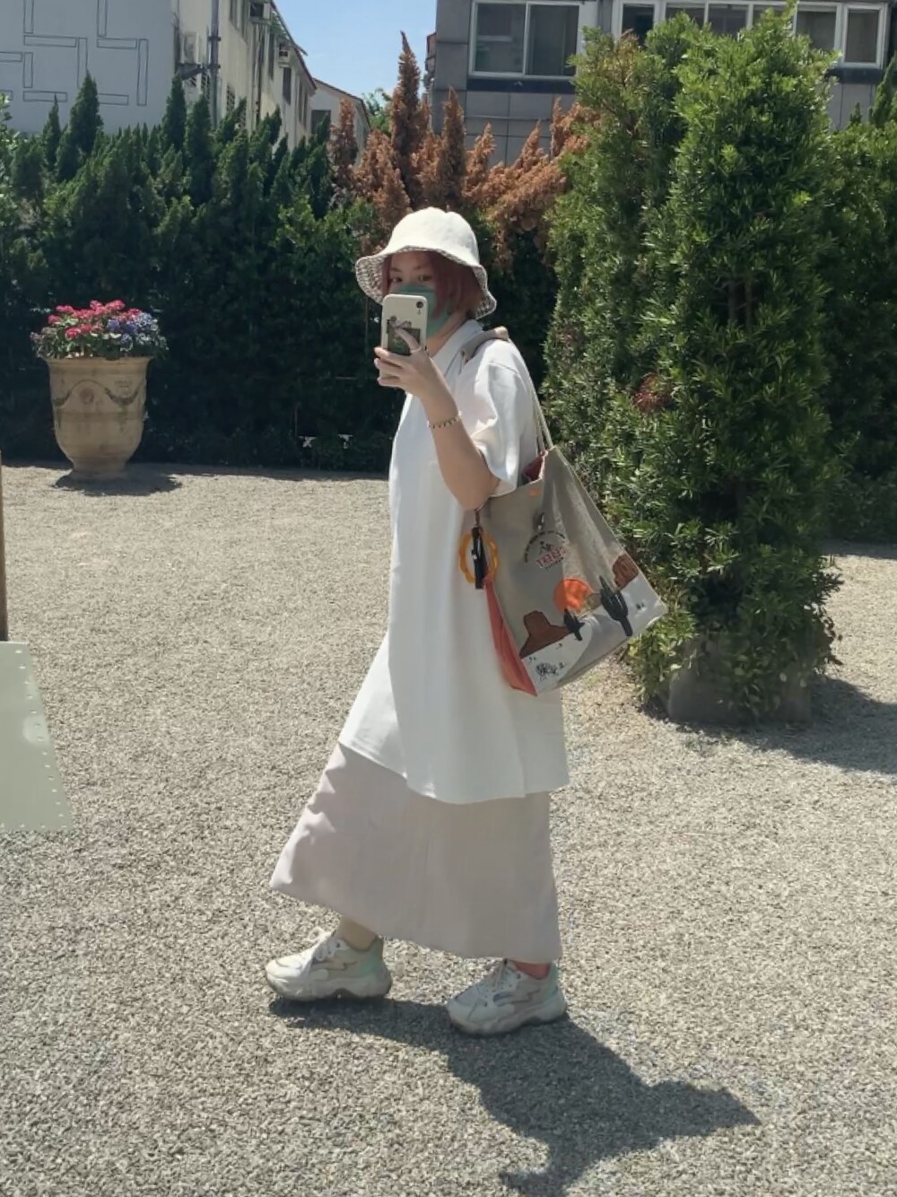 「ootd、夏、街頭穿搭、球鞋、休閒、oversize、洋裝、白T、漁夫帽、カジュアル」｜「unmeltのアイテム（ショルダーバッグ、オレンジ系）」を使った、Indigochildさん（レディース・155cm）の春コーディネートの1枚目の写真