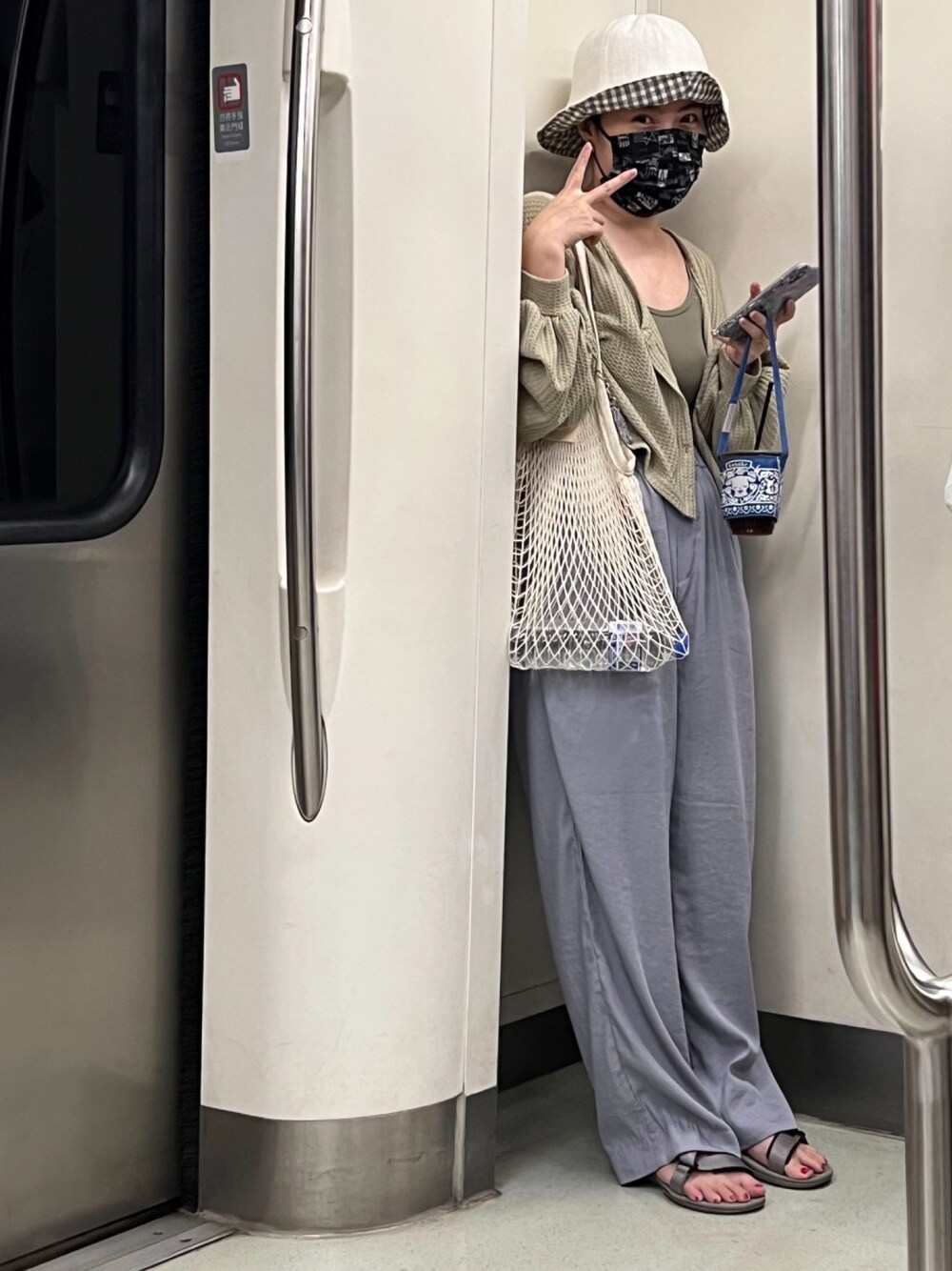 「ootd、街頭穿搭、休閒、基礎款、鹽系風格、通勤穿搭、漁夫帽、韓系、カジュアル」｜「GUのアイテム（サンダル、シルバー系）」を使った、Indigochildさん（レディース・155cm）の秋コーディネートの1枚目の写真