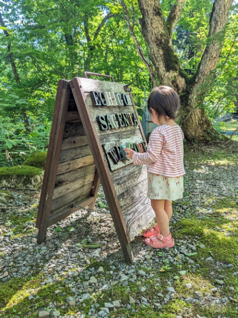「H&Mのアイテム（ワンピース/ドレス、ホワイト系）」を使った、史梦雅さん（キッズ・90cm）の夏コーディネートの1枚目の写真