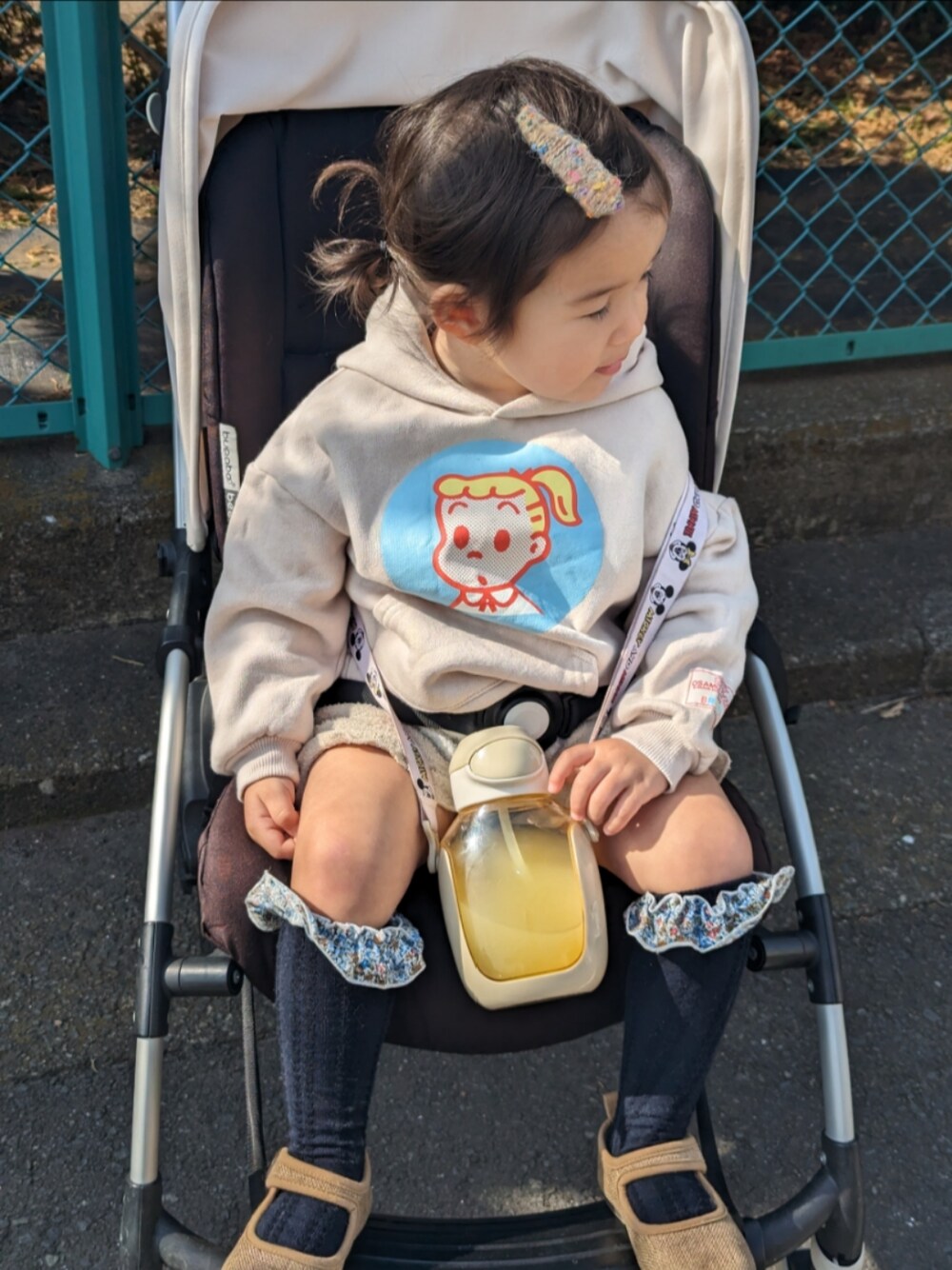 「Birthdayのアイテム（シューズ、ベージュ系）」を使った、史梦雅さん（キッズ・90cm）の冬コーディネートの1枚目の写真