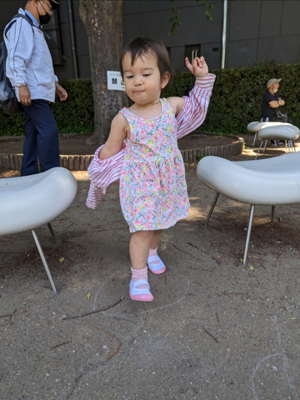 「H&Mのアイテム（ワンピース、ピンク系）」を使った、史梦雅さん（キッズ・90cm）の春コーディネートの1枚目の写真