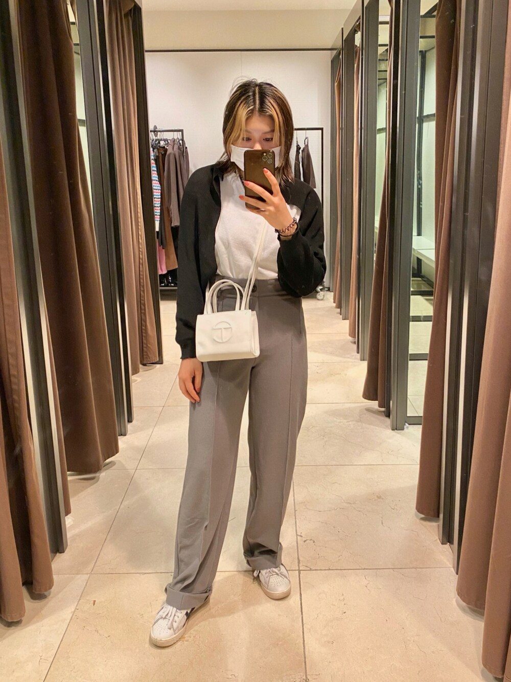 「ニットカーディガン、秋のコーデ、モノトーン、アームウォーマー、モード、korea、ootd、今日のコーデ、韓国ファッション」｜「telfarのアイテム（ショルダーバッグ、ホワイト系）」を使った、Hlさん（レディース・161cm）の秋コーディネートの1枚目の写真