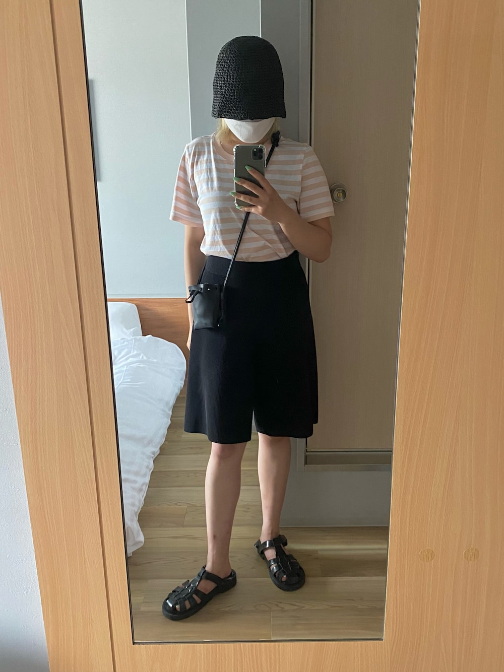 「ootd、korea、今日のコーデ、夏コーデ、バケットハット、ハーフパンツ、サマーニット、グルカサンダル、ボーダー、ラフ」｜「ZARAのアイテム（ショルダーバッグ、ブラック系）」を使った、Hlさん（レディース・161cm）の夏コーディネートの1枚目の写真