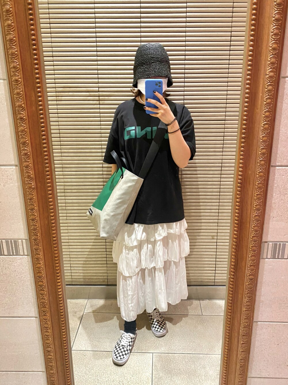 「ootd、korea、韓国ファッション、今日のコーデ、秋のコーデ、ストリートMIX、モノトーン、FREITAG、ロングスカート、バケットハット、ティアード、黒Tシャツ」｜「FREITAGのアイテム（ショルダーバッグ、グリーン系）」を使った、Hlさん（レディース・161cm）の秋コーディネートの1枚目の写真