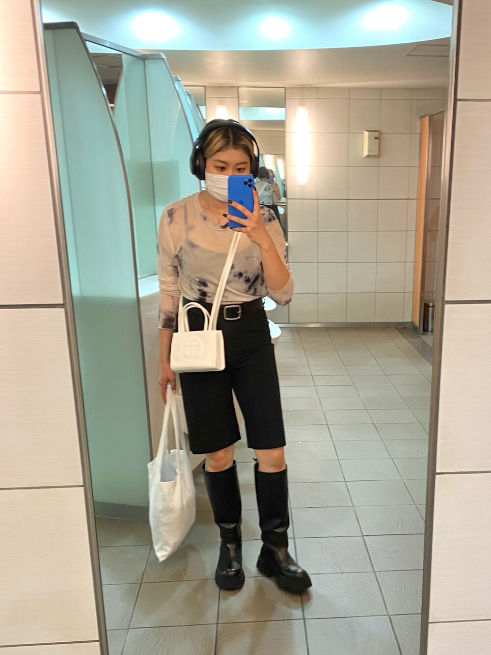 「ootd、korea、韓国ファッション、今日のコーデ、秋コーデ、シースルー、シースルートップス、ハーフパンツ、ロングブーツ、TELFAR、モード、モノトーン」｜「ZARAのアイテム（その他パンツ、ブラック系）」を使った、Hlさん（レディース・161cm）の秋コーディネートの1枚目の写真