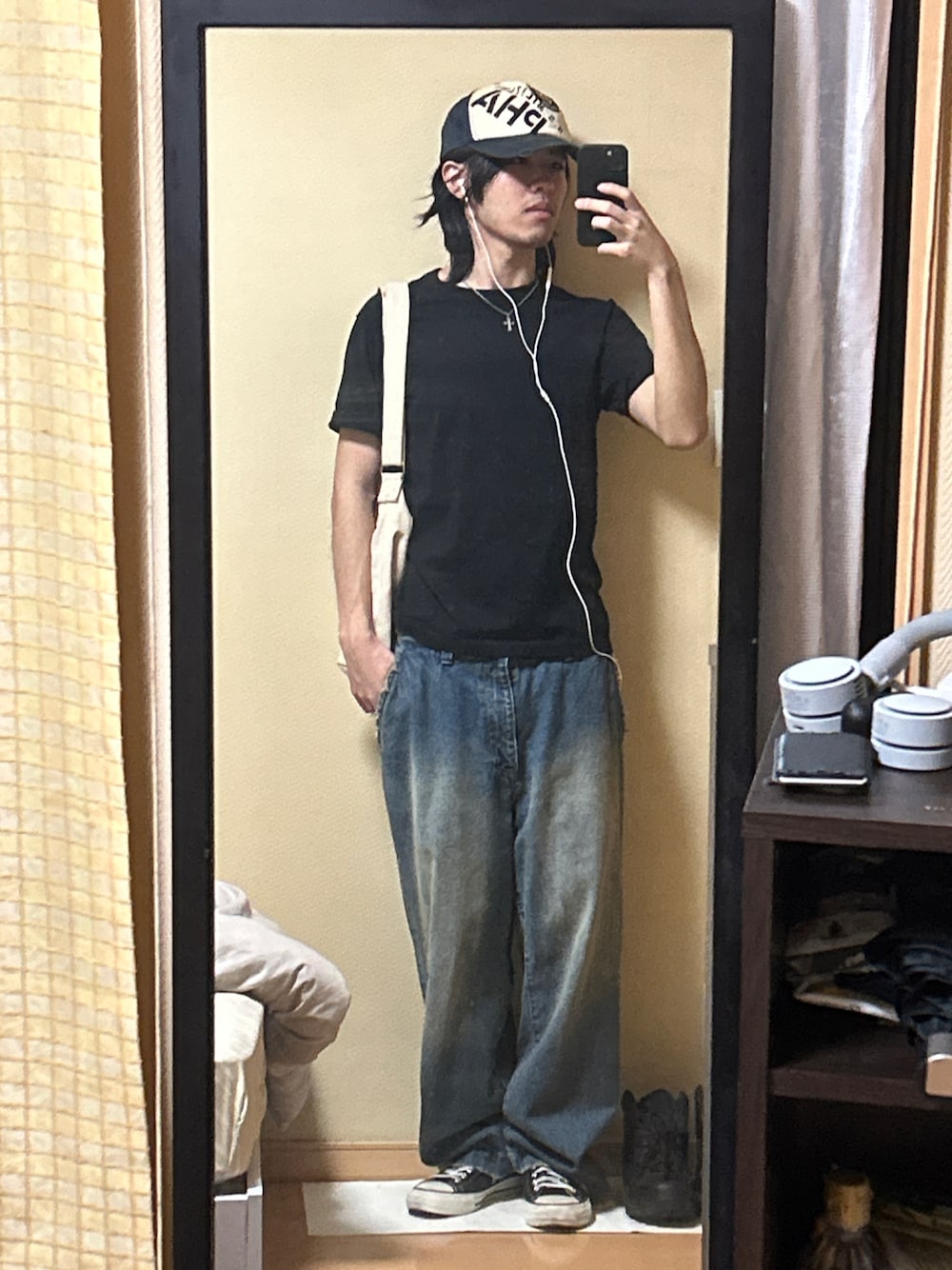 ブラック系のスニーカー、ブルー系のデニムパンツ、ブラック系のTシャツ/カットソーを着用したメンズの秋コーディネートの1枚目の写真