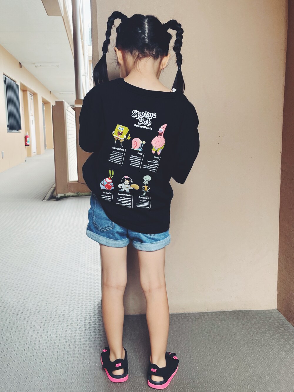 「夏コーデ、三つ編み、ショートパンツ、サンダル、スポンジボブ、カジュアル、プチプラ、キッズコーデ、女の子」｜「NIKEのNIKE ナイキ 17-22SUNRAY ADJUST 5 V2(GS/PS) サンレイ アジャスト 5 V2/PS KDB9562 002BLACK/RACPIN（サンダル、ブラック系）」を使った、UTAさん（キッズ・110cm）の夏コーディネートの1枚目の写真