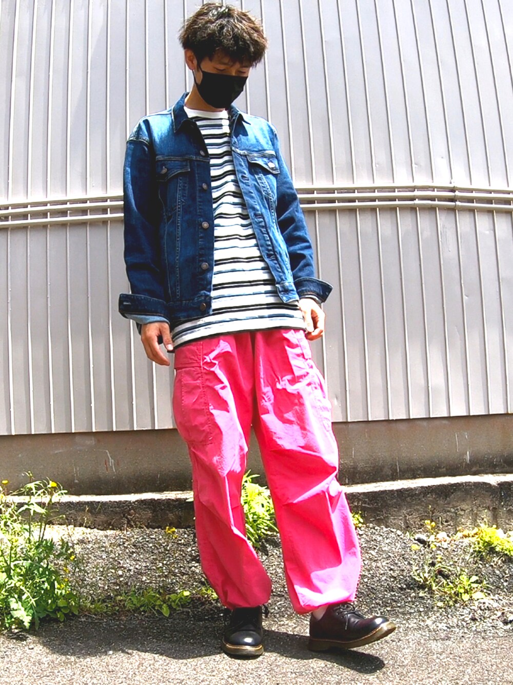 「お出かけコーデ日記、春、デニムジャケット、ピンクコーデ、ピンクパンツ、カーゴパンツ、ZARA、EDWIN、ボーダーTシャツ、プレーントゥ、メンズコーデ、メンズファッション、初夏コーデ、カラーパンツ、おしゃれさんと繋がりたい」｜「ZARAのアイテム（カーゴパンツ、ピンク系）」を使った、ハマゾッチさん（メンズ・173cm）の春コーディネートの1枚目の写真