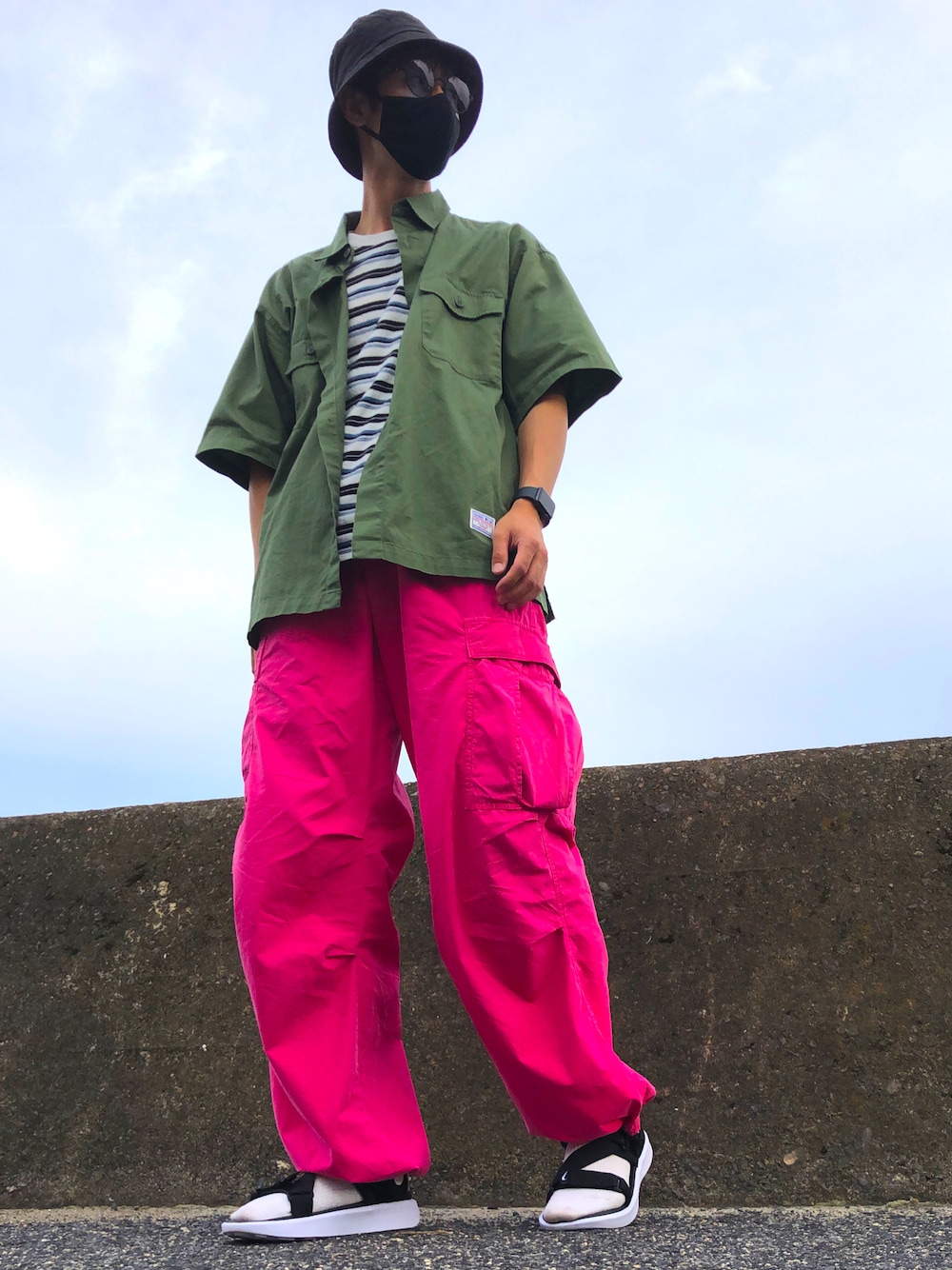 「夏コーデ、休日スタイル、メンズコーデ、サンダル、ピンクパンツ、カーゴパンツ、NIKE、サングラス、ZOFF、爽やかコーデ、このスタイルがお気に入り、カラーパンツ、ボーダーTシャツ、いいね、save、フォローお願いします🤑、カジュアル」｜「Zoffの【一部店舗限定商品】ラウンド型 カラー トレンドサングラス（サングラス、ブルー系）」を使った、ハマゾッチさん（メンズ・173cm）の夏コーディネートの1枚目の写真