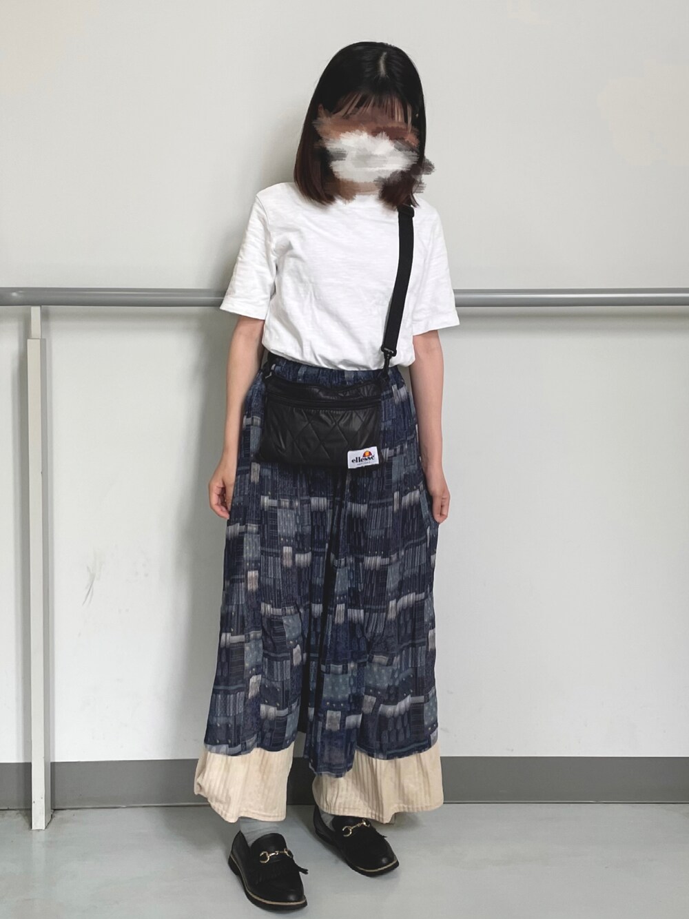 「このスタイルがお気に入り、初夏コーデ、ラクチンコーデ、リラックススタイル、夏、ホワイト、Tシャツ、UNIQLO、カジュアル、ローファー、ブルー、プリーツパンツ、ショルダーバッグ、白Tシャツ、スカート」｜「UNIQLOのスラブハイネックT（半袖）（Tシャツ/カットソー、ホワイト系）」を使った、ありさん（レディース・157cm）の夏コーディネートの1枚目の写真