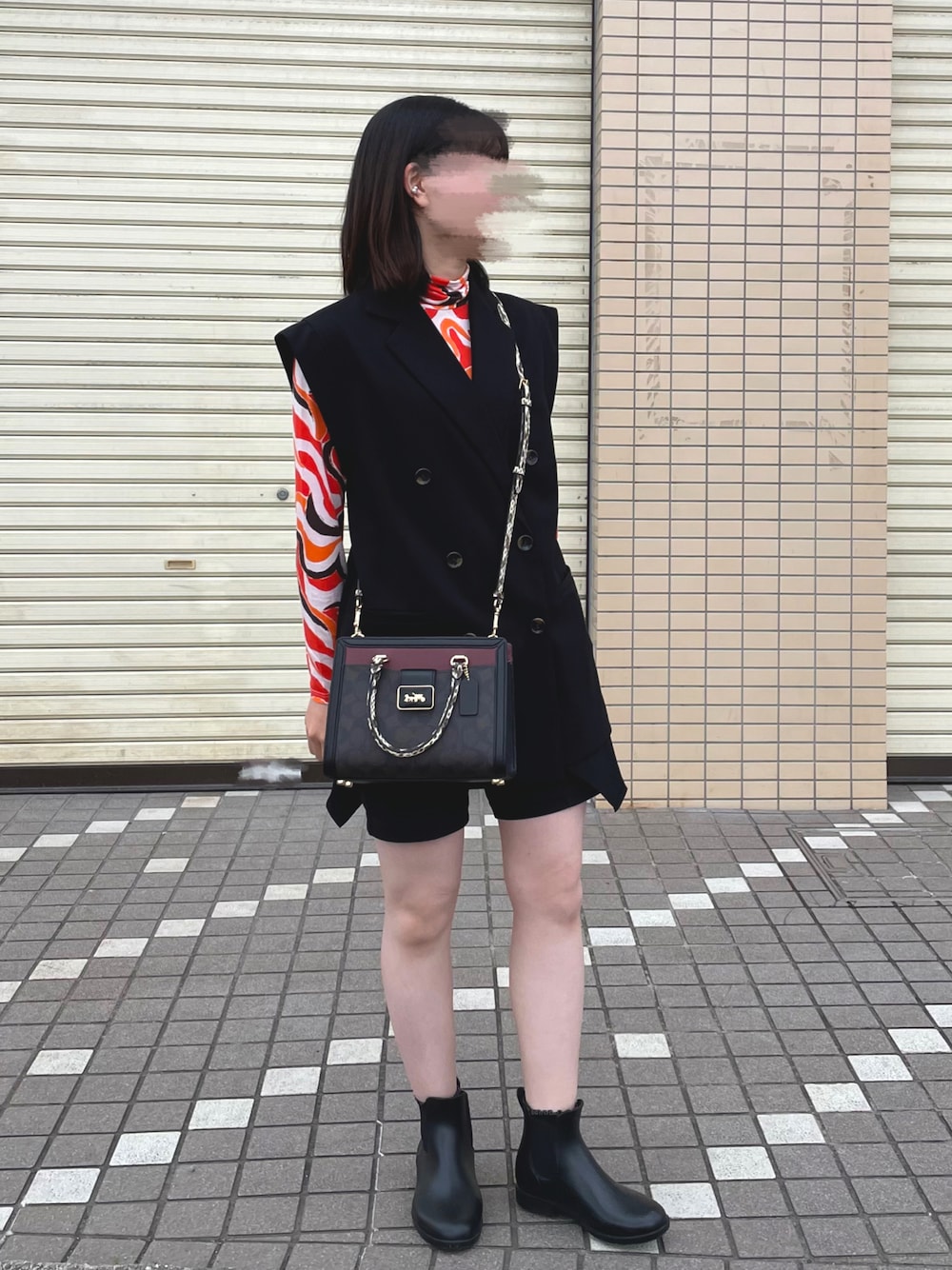 「お出かけコーデ日記、春コーデ、ブラックコーデ、オトナ女子、キレイめコーデ、MARNI、COACH、UNIQLO、ブラック、雨の日コーデ、春服、ショルダーバッグ、パンツコーデ、ショートパンツ、ベスト」｜「SENSE OF PLACE by URBAN RESEARCHのカルゼテーラードジレ（ベスト、ブラック系）」を使った、ありさん（レディース・157cm）の春コーディネートの1枚目の写真