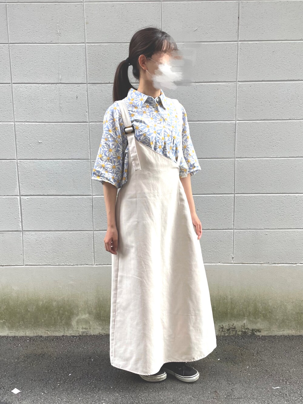 「夏、夏コーデ、花柄、ジャンパースカート、ジャンスカ、シャツ、ホワイト、ブルー、ブラック、ZARA、WEGO、VANS」｜「ZARAのアイテム（シャツ/ブラウス、その他）」を使った、ありさん（レディース・157cm）の夏コーディネートの1枚目の写真