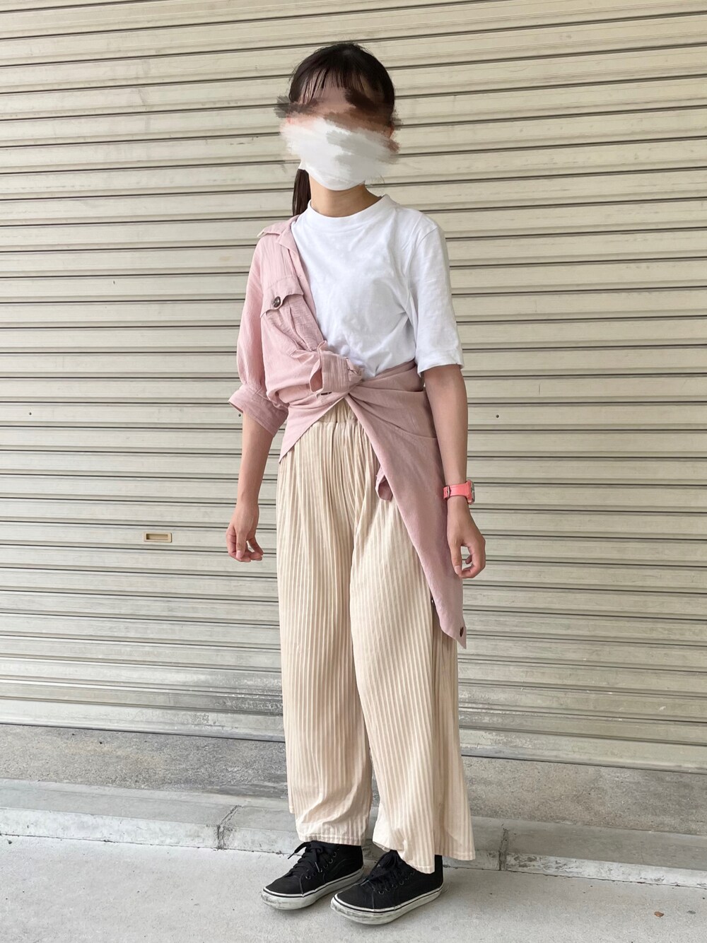 「夏、夏コーデ、たすき掛け、シャツスタイル、Tシャツ、今日のコーデ、ゆるコーデ、淡色コーデ、腕時計、スニーカー、ホワイト、ピンク、VANS、Heather、真夏のアクティブスタイル」｜「UNIQLOのスラブハイネックT（半袖）（Tシャツ/カットソー、ホワイト系）」を使った、ありさん（レディース・157cm）の夏コーディネートの1枚目の写真