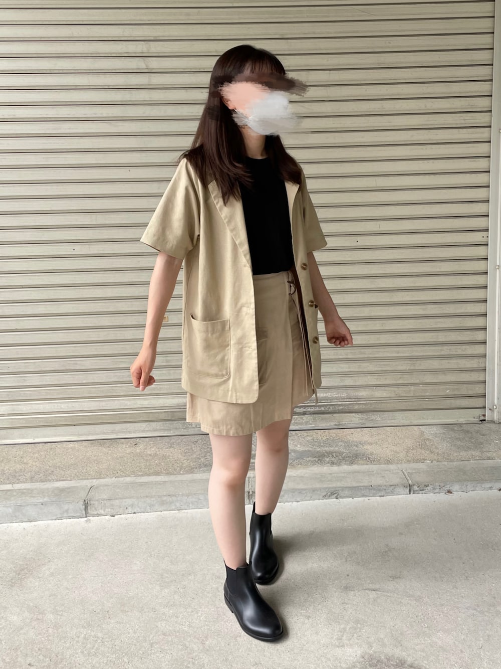 「夏、夏コーデ、雨の日コーデ、ブラック、ベージュ、黒Tシャツ、ブーツ、レインブーツ、半袖シャツ、ミニスカート、セットアップ、ciaopanic、Chico、heal me、きれいめカジュアル」｜「United Athleのアイテム（Tシャツ/カットソー、ブラック系）」を使った、ありさん（レディース・157cm）の夏コーディネートの1枚目の写真