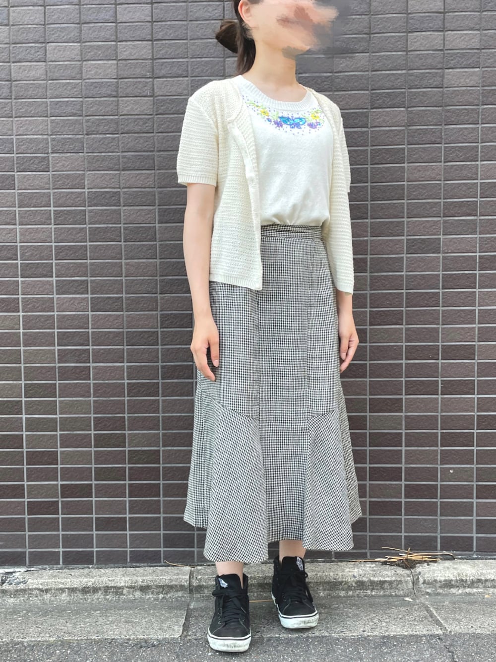 「夏コーデ、夏、チェック、チェックスカート、マーメイドスカート、サマーニット、アイボリー、麻、麻スカート、グラデーション、ビーズ、刺繍、VANS」｜「VANSのアイテム（スニーカー、ブラック系）」を使った、ありさん（レディース・157cm）の夏コーディネートの1枚目の写真