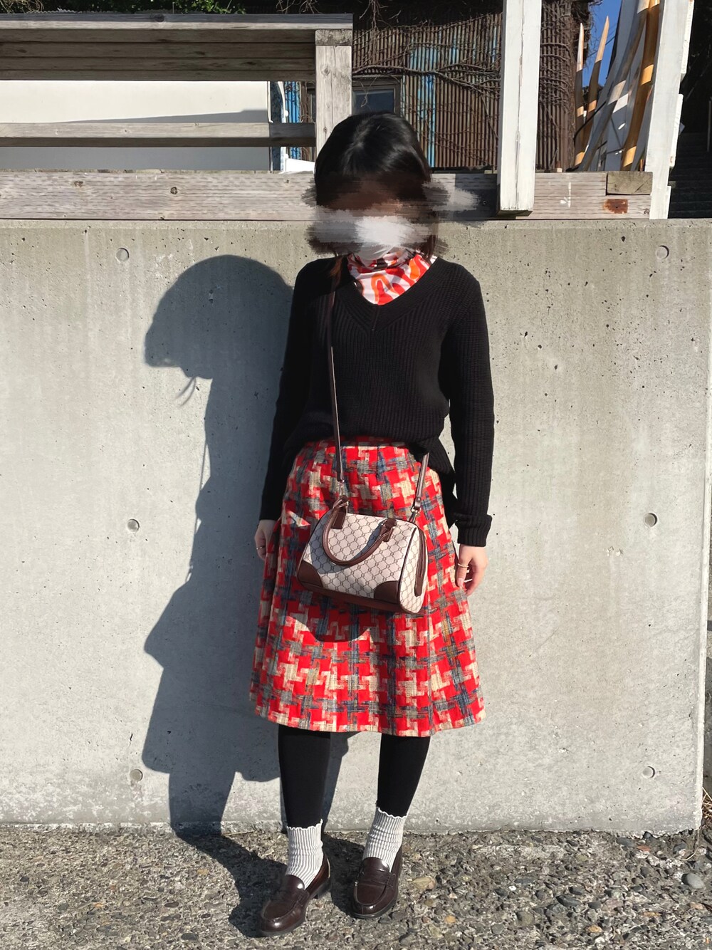 「春服デビュー宣言、春コーデ、レイヤードスタイル、UNIQLO、ローファー、差し色、MARNI、スカートスタイル、チェックスカート、赤、ブラック、ショルダーバッグ、GRL、カラーコーデ、スカート」｜「？のアイテム（スカート、その他）」を使った、ありさん（レディース・157cm）の春コーディネートの1枚目の写真