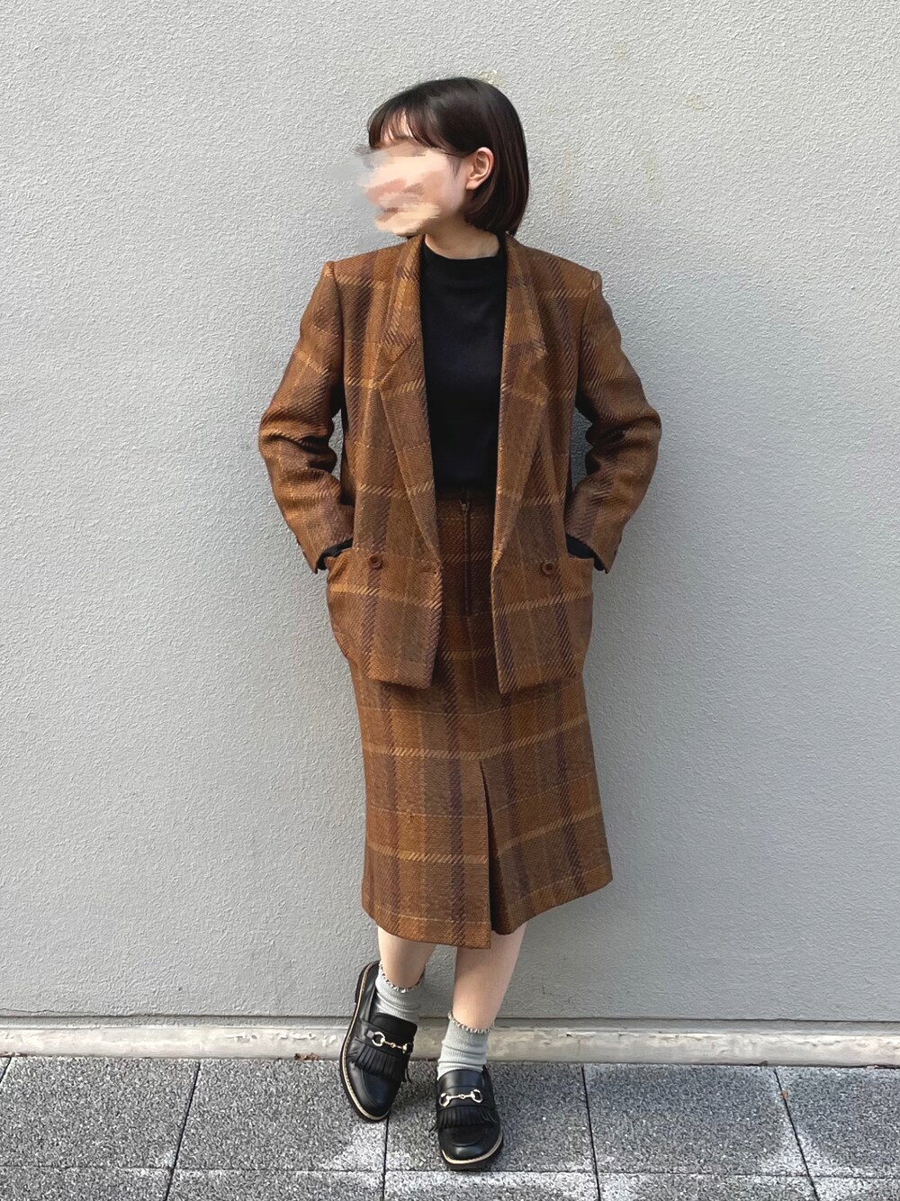 「未来のWEARISTAプロジェクト、秋冬コーデ、オトナ女子、レイヤードスタイル、古着、ブラウン、ローファー、チェックスカート、秋コーデ、ジャケット、セットアップ、ブラック、大人コーデ、きれいめカジュアル」｜「PUNYUSのハイネックロングTシャツ（Tシャツ/カットソー、ブラック系）」を使った、ありさん（レディース・157cm）の秋コーディネートの1枚目の写真