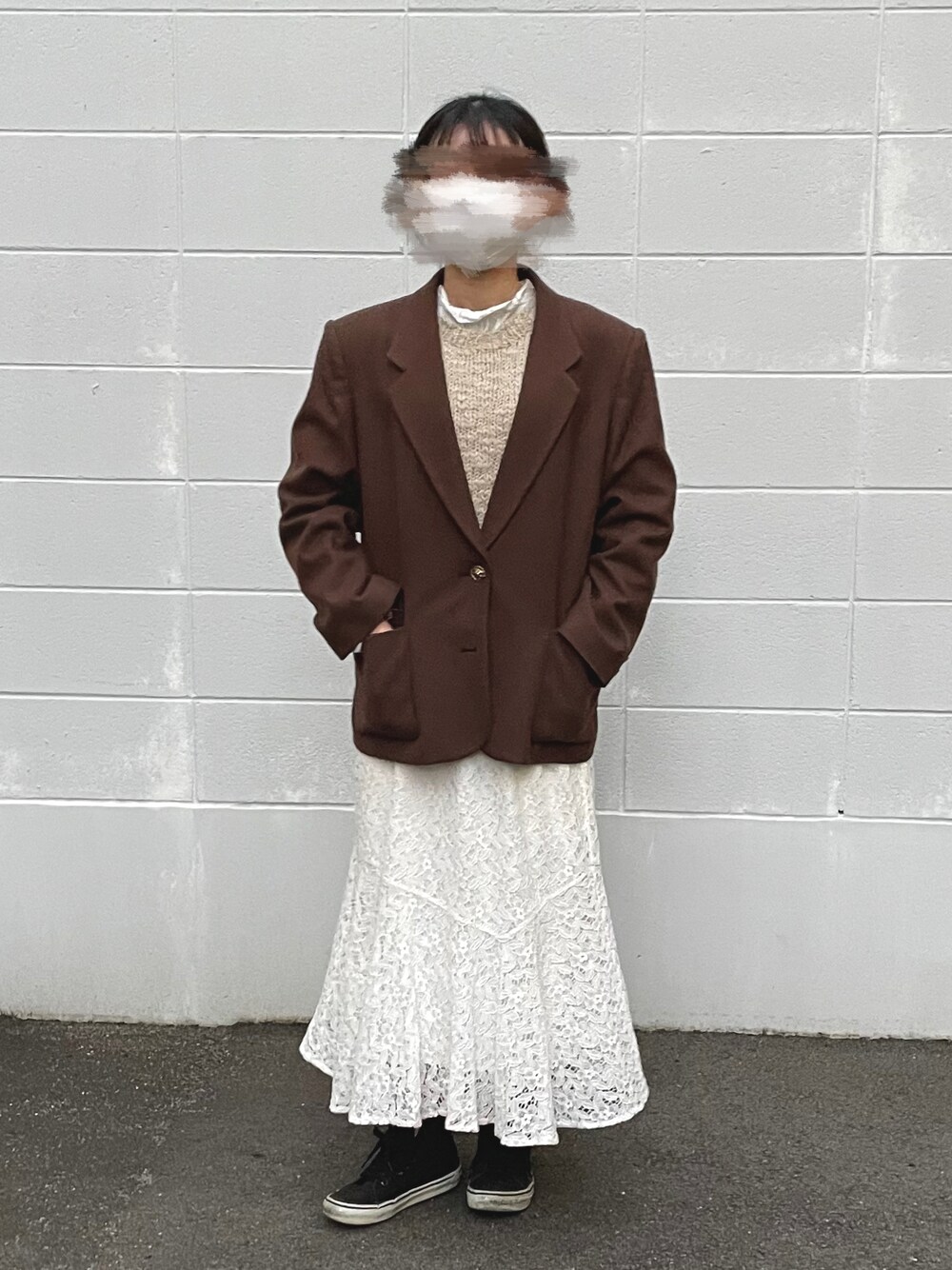「秋コーデ、秋服、ジャケット、レース、マーメイドスカート、ベスト、ニットベスト、ブラウン、ベージュ、ホワイト、きれいめカジュアル、淡色コーデ、VANS、古着、ブラウス」｜「BRUNO PIATTELLIのアイテム（テーラードジャケット、ブラウン系）」を使った、ありさん（レディース・157cm）の秋コーディネートの1枚目の写真