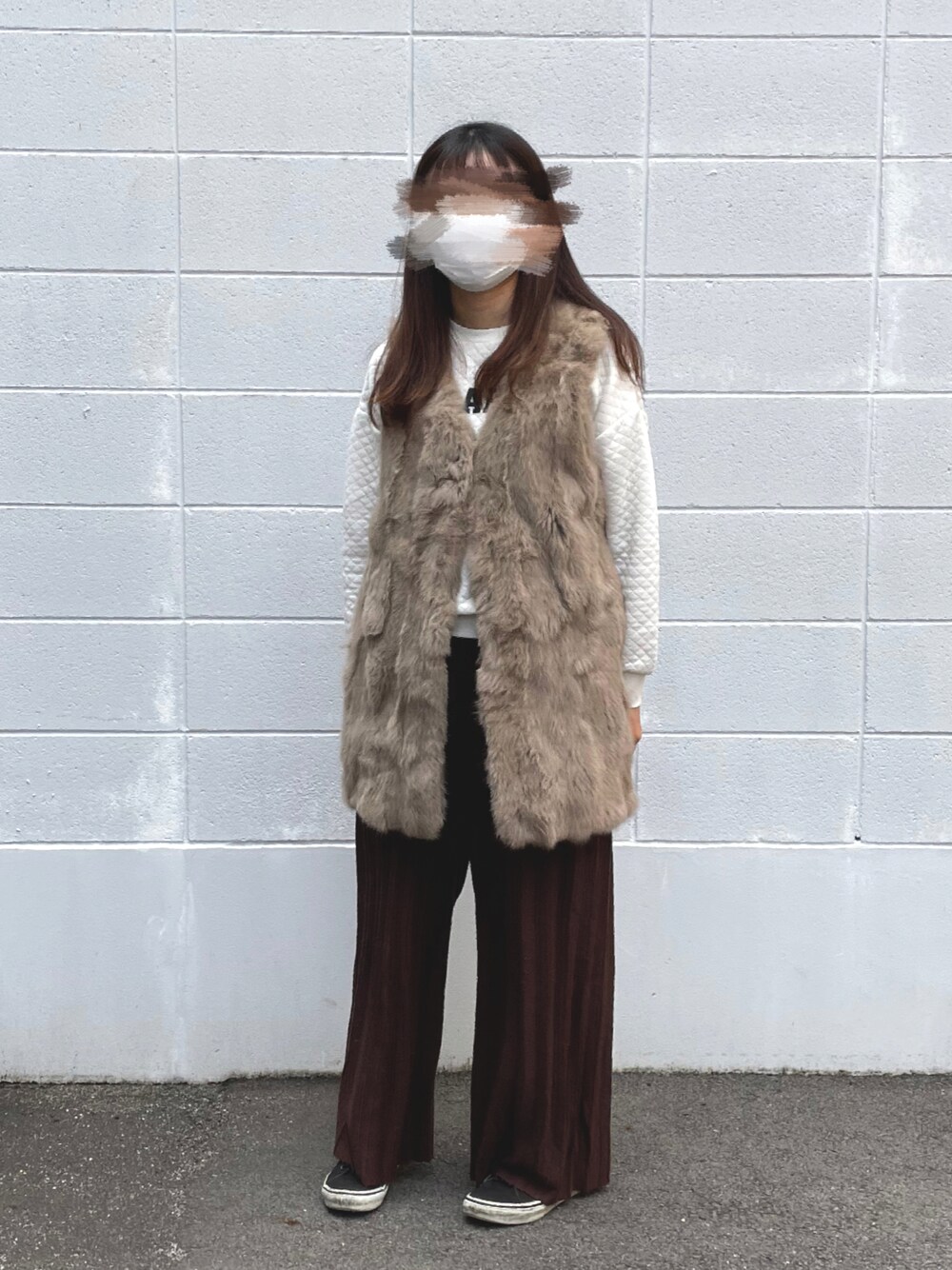 「秋ルック紹介するよ、秋服、秋カラー、秋コーデ、ベスト、ファーベスト、ブラウン、ニットパンツ、キルティング、ホワイト、ベージュ、大人カジュアル、楽チンコーデ、秋冬コーデ、スニーカー」｜「one after another NICE CLAUPのアイテム（パンツ、ブラウン系）」を使った、ありさん（レディース・157cm）の秋コーディネートの1枚目の写真