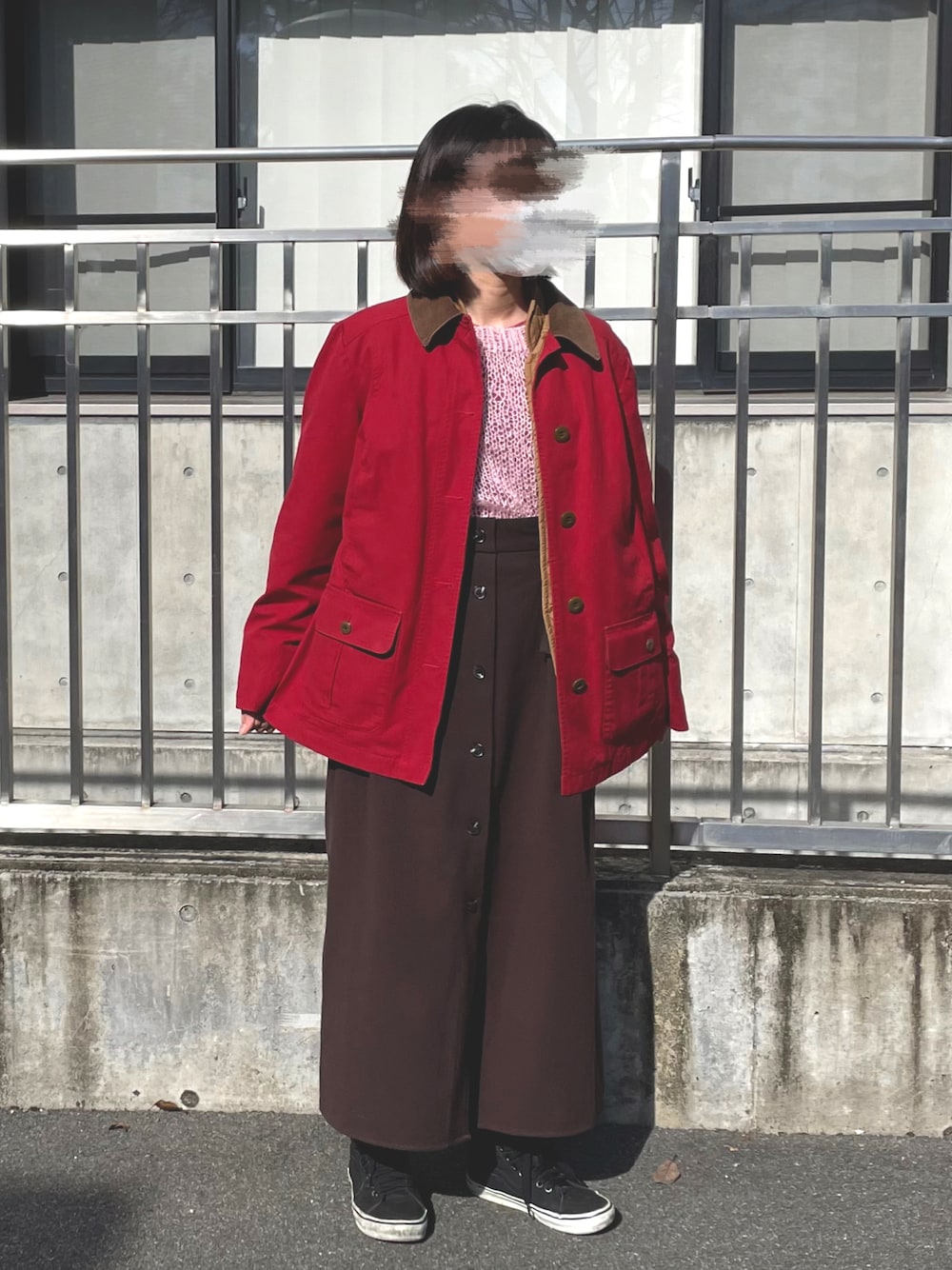 「低身長、冬コーデ、スニーカー、エルエルビーン、VANS、レッド、赤、ピンク、ベスト、GU、ブラウン、ステンカラーコート、ブラック、ボタン」｜「L.L.Beanのアイテム（ジャケット/アウター、レッド系）」を使った、ありさん（レディース・157cm）の冬コーディネートの1枚目の写真
