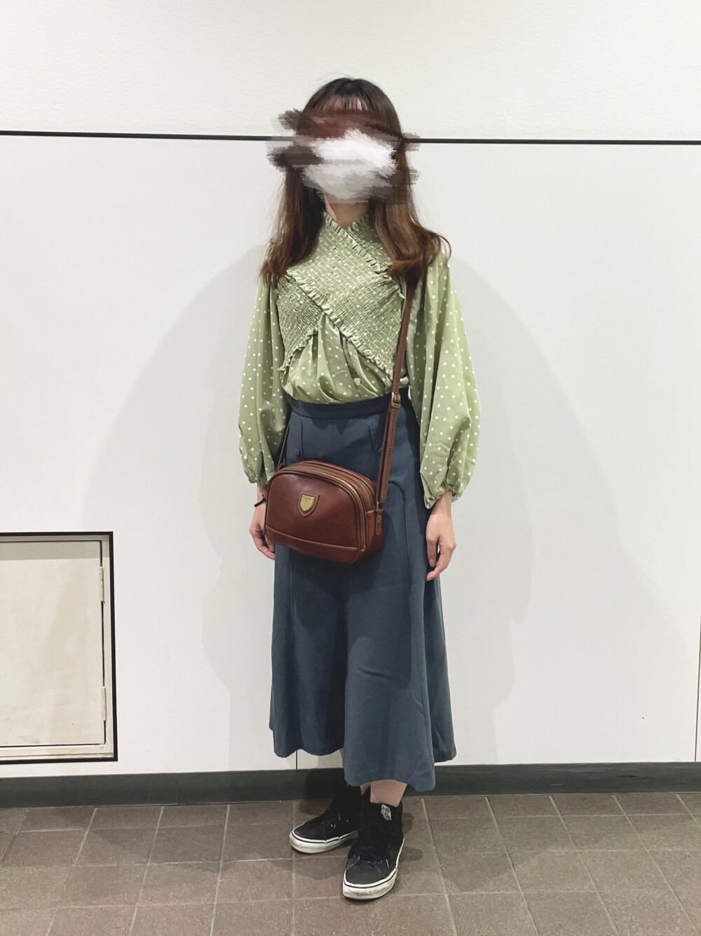 「秋、秋のコーデ、秋ルック紹介するよ、ワントーンコーデ、スニーカーコーデ、大人ガーリー、ブラウン、グリーン、ブルー、ブラック、ブラウス、VANS、水玉」｜「Chicoのシャーリングクロスボリューム袖ブラウス（シャツ/ブラウス、グリーン系）」を使った、ありさん（レディース・157cm）の秋コーディネートの1枚目の写真