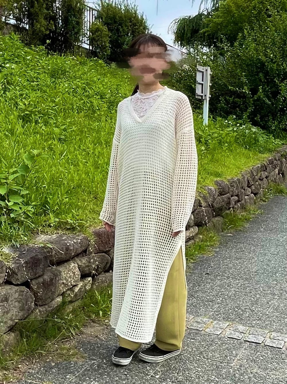 「夏コーデ、夏、レース、レーストップス、メッシュ、メッシュワンピース、ワンピース、透け感、黄緑、白、黒、透かし編みニット、カラーパンツ、VANS、Green Parks」｜「VANSのアイテム（スニーカー、ブラック系）」を使った、ありさん（レディース・157cm）の夏コーディネートの1枚目の写真
