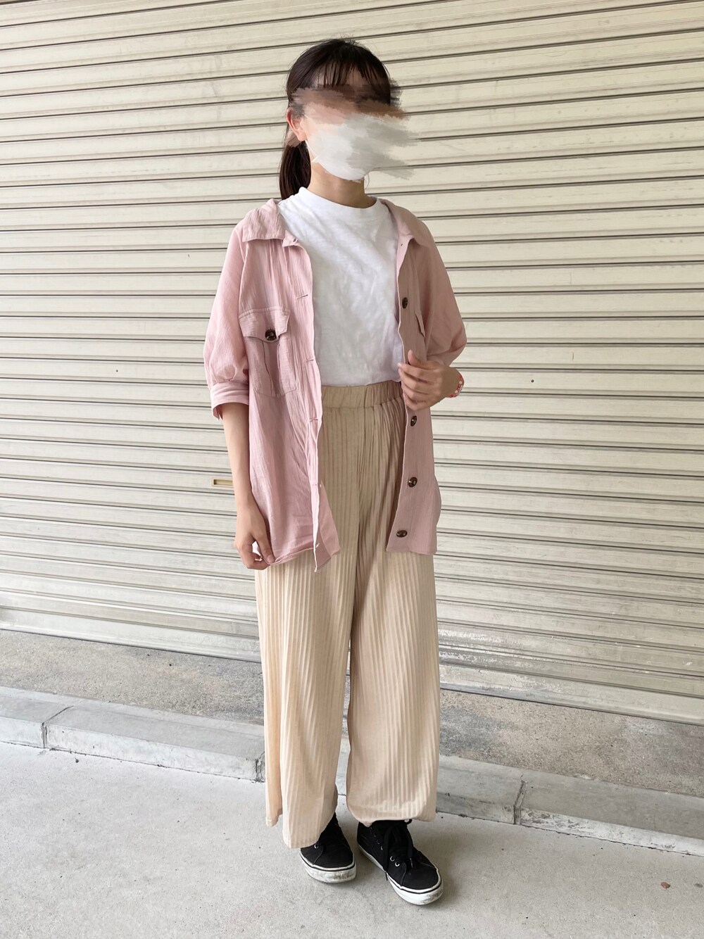 「夏、夏コーデ、淡色コーデ、ゆるコーデ、今日のコーデ、シャツスタイル、ピンク、ホワイト、スニーカー、VANS、Heather、夏だ！Tシャツ着よう！」｜「UNIQLOのスラブハイネックT（半袖）（Tシャツ/カットソー、ホワイト系）」を使った、ありさん（レディース・157cm）の夏コーディネートの1枚目の写真