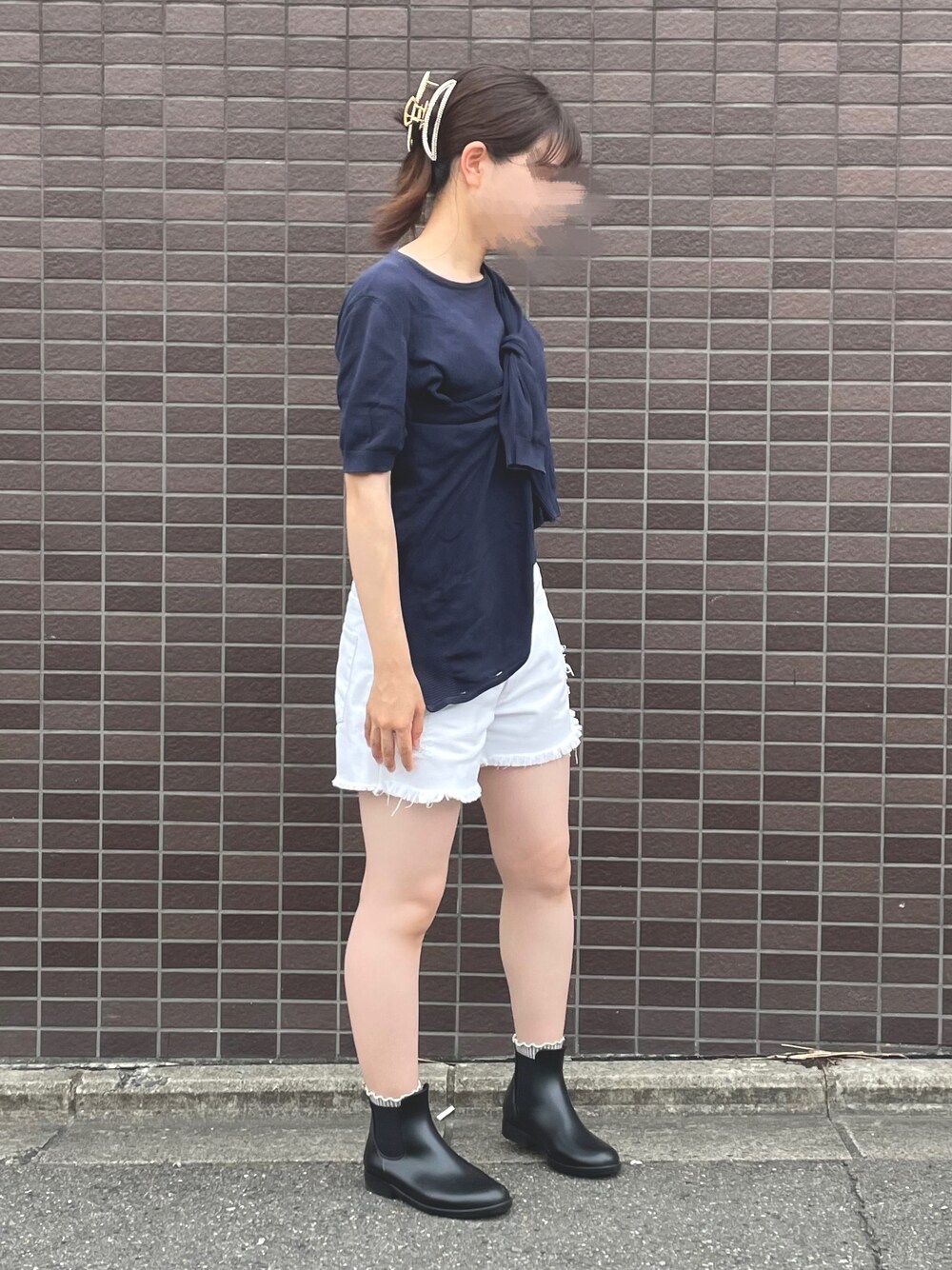「大人カジュアル、夏コーデ、夏、紺、ホワイト、ブラック、ブーツ、雨の日コーデ、ヘアクリップ、ショートパンツ、たすき掛け、UNITED COLORS OF BENETTON、夏だ！Tシャツ着よう！、真夏のアクティブスタイル」｜「Latticeのアイテム（バレッタ/ヘアクリップ、ゴールド系）」を使った、ありさん（レディース・157cm）の夏コーディネートの1枚目の写真
