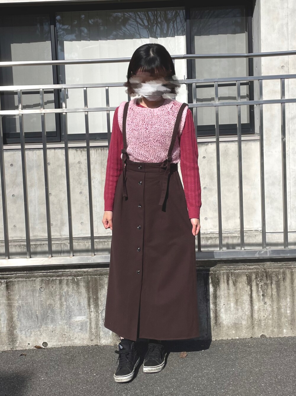 「春、ピンク、ブラウン、ベスト、GU、ニット、レイヤードスタイル、スニーカーコーデ、VANS、ピンクコーデ、春色、ニットコーデ」｜「VANSのアイテム（スニーカー、ブラック系）」を使った、ありさん（レディース・157cm）の春コーディネートの1枚目の写真