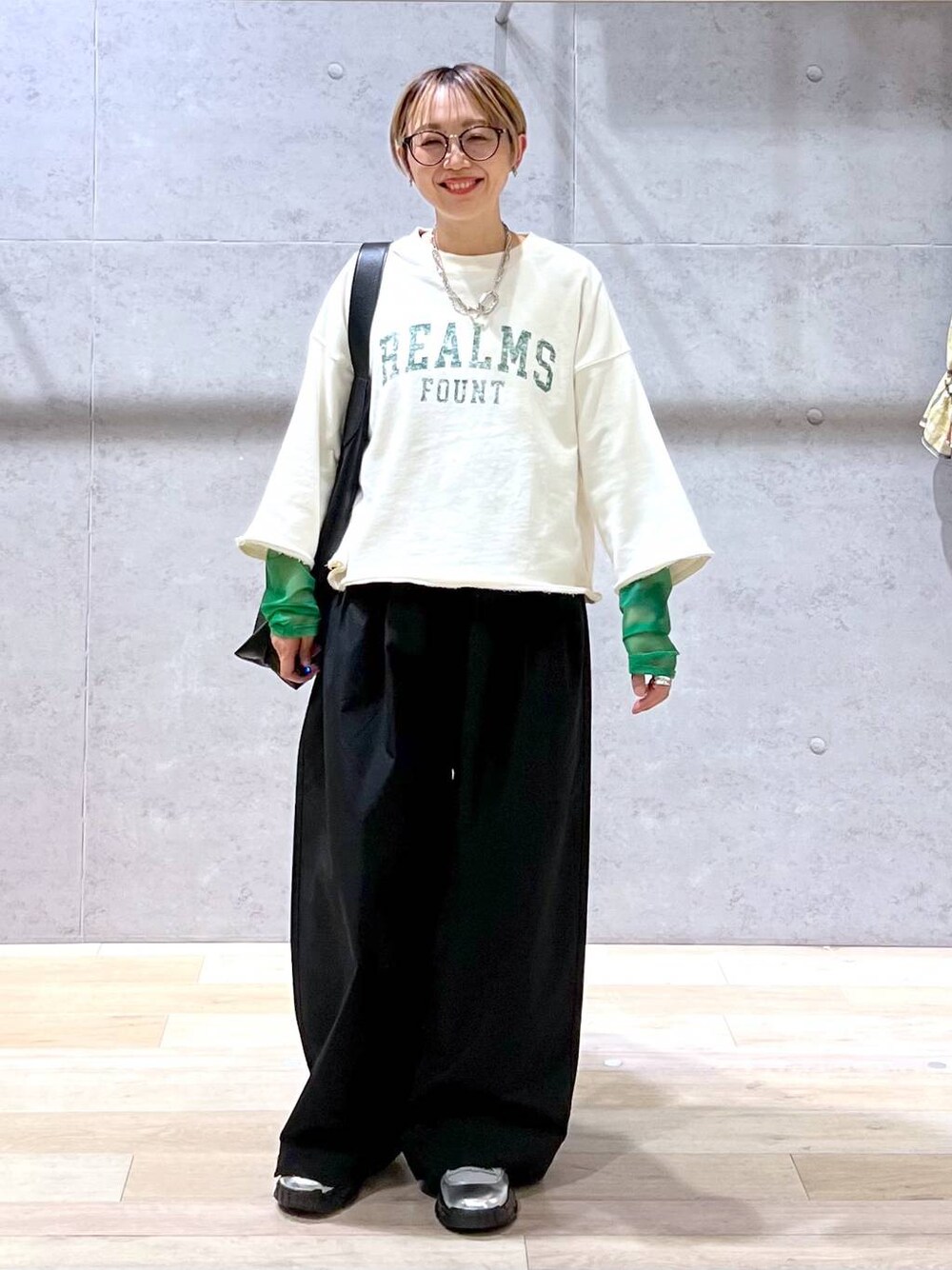 「低身長、個性派、リラックス、楽ちんコーデ、春コーデ、ラフ、ベーシック/シンプル、LEPSIM、シンプルコーデ、春服みてみて、春夏コーデ、シンプル、30代_LEPSIM、ワイドパンツ、ウォッシャブル」｜「LEPSIMの袖切り替えプルオーバー　140912（Tシャツ/カットソー、ブラック系）」を使った、miiisanさん（レディース・150cm）の春コーディネートの1枚目の写真