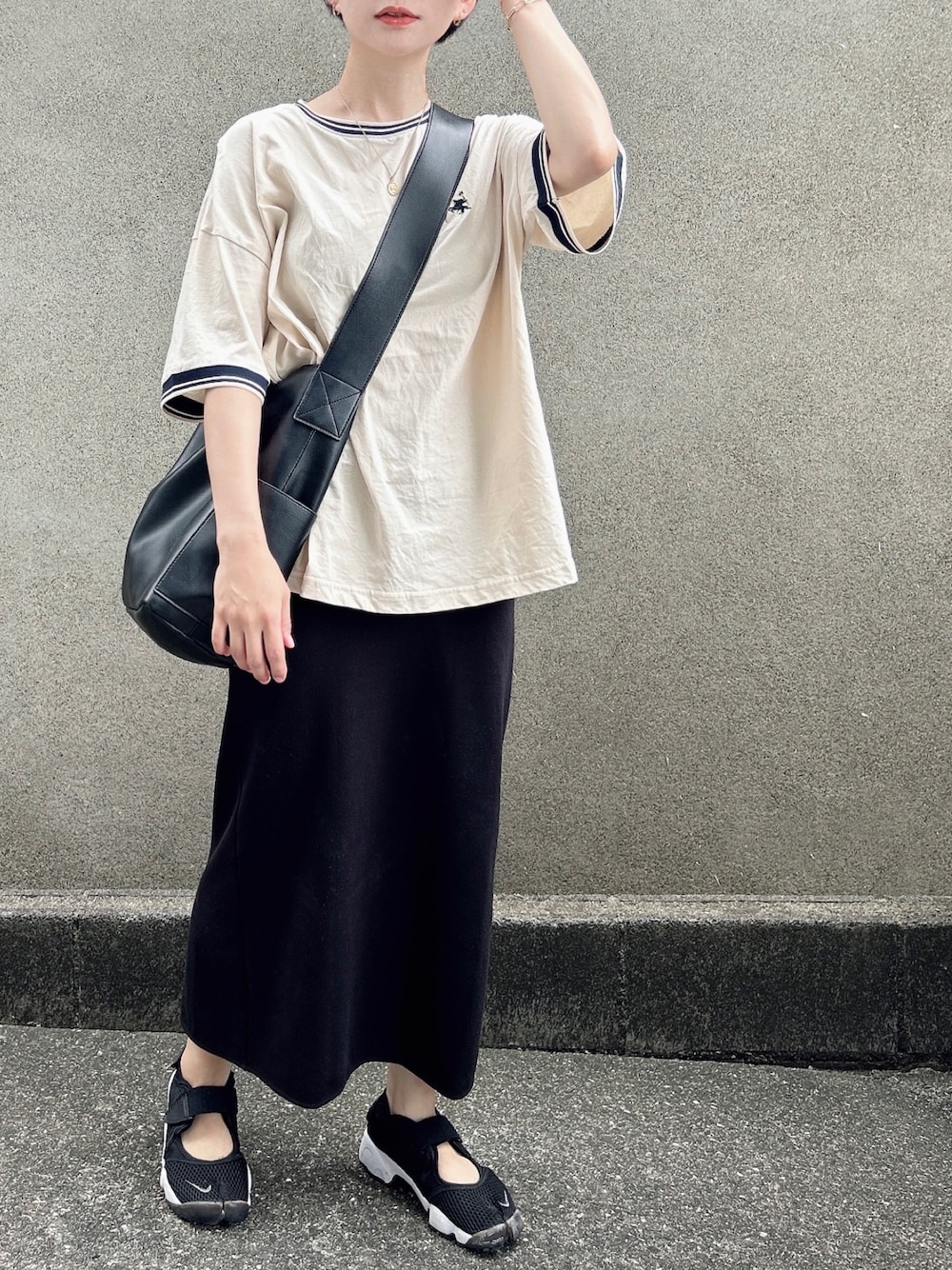 「大人カジュアル、シンプル、プチプラ、リンガーTシャツ、スカート、エアリフト、ショートヘア、ママコーデ、着回しコーデ、ラクチンコーデ、夏コーデ」｜「Javaの《JaVa ジャバコラボ》大人スポーティー。綿100%シルケット 配色刺繍Tシャツ（Tシャツ/カットソー、ホワイト系）」を使った、KanA𓈒𓏸𑁍‬さん（骨格ウェーブ・レディース・156cm）の夏コーディネートの1枚目の写真