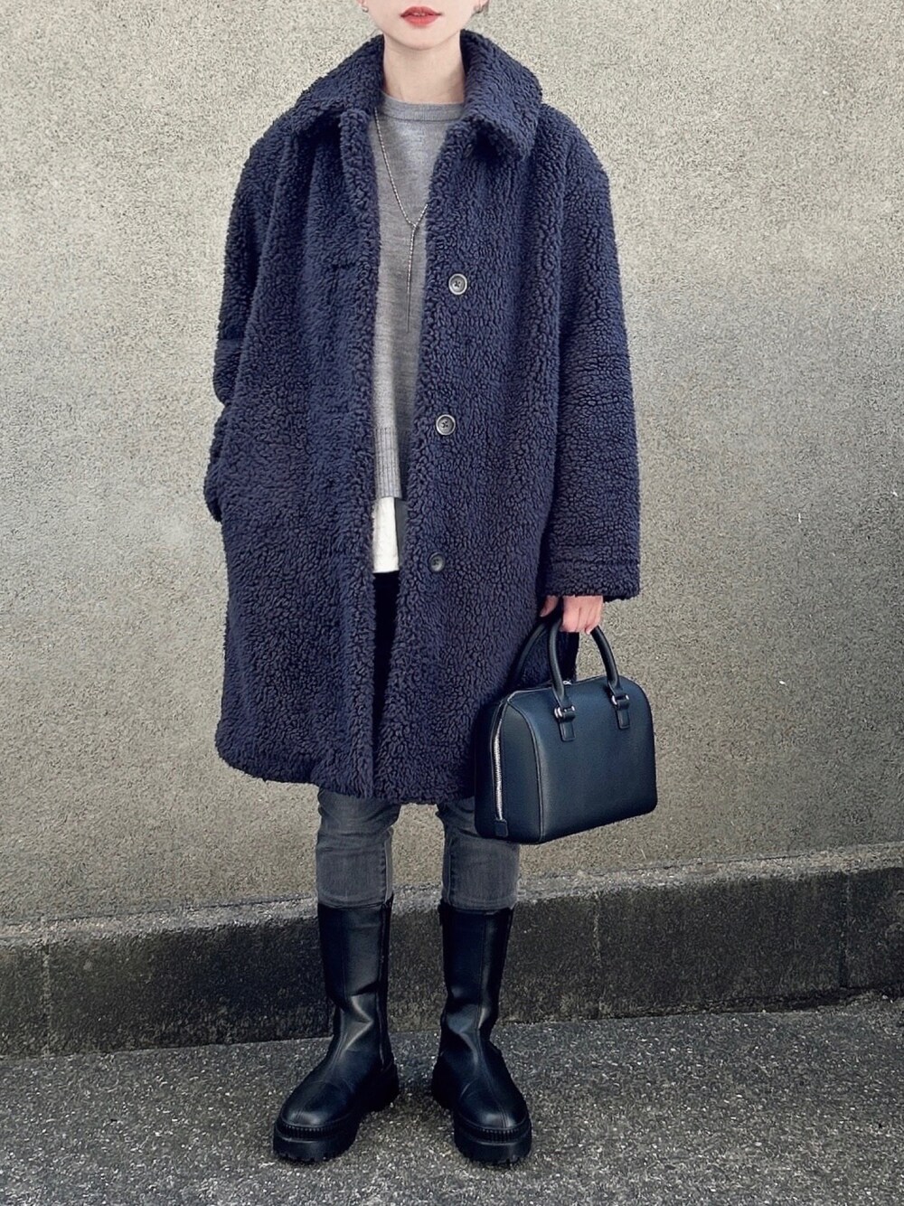 「大人カジュアル、シンプル、プチプラ、UNIQLO、レイヤードスタイル、もこもこ、セーター、デニム、ブーツ、ボストンバッグ、ママコーデ、着回しコーデ、冬コーデ、マイベストコーデ2022」｜「UNIQLOのアイテム（ステンカラーコート、グレー系）」を使った、KanA𓈒𓏸𑁍‬さん（骨格ウェーブ・レディース・156cm）の冬コーディネートの1枚目の写真