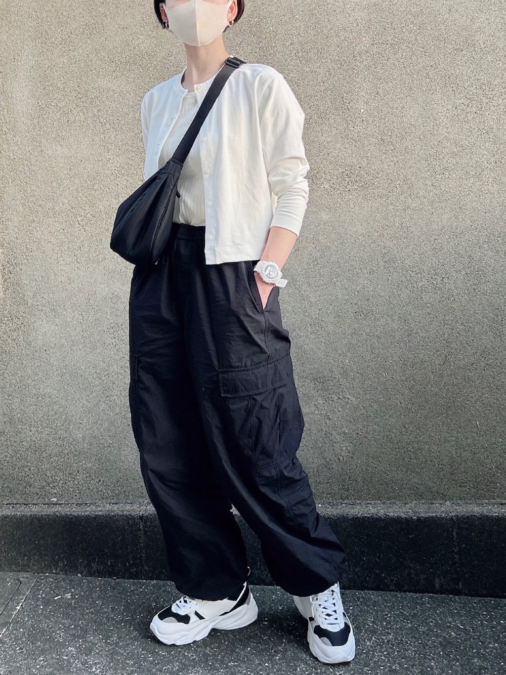 「大人カジュアル、シンプル、プチプラ、スポーツミックス、UNIQLO、モノトーン、カーディガン、カーゴパンツ、白スニーカー、厚底シューズ、ショルダーバッグ、ママコーデ、着回しコーデ」｜「AKIII CLASSICの《AKIIICLASSIC》RS800（スニーカー、ホワイト系）」を使った、KanA𓈒𓏸𑁍‬さん（骨格ウェーブ・レディース・156cm）の春コーディネートの1枚目の写真