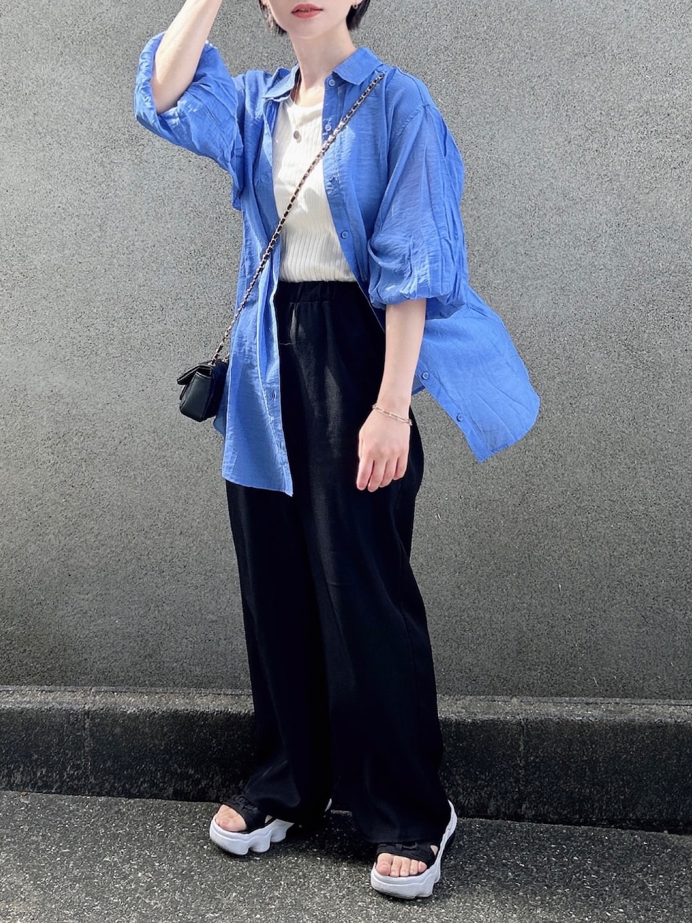 「大人カジュアル、シンプル、プチプラ、レイヤードスタイル、シアーシャツ、ワイドパンツ、ミニバッグ、エアマックス、ママコーデ、着回しコーデ、初夏コーデ」｜「recaのボリュームスリーブシアーシャツ（シャツ/ブラウス、ブルー系）」を使った、KanA𓈒𓏸𑁍‬さん（骨格ウェーブ・レディース・156cm）の春コーディネートの1枚目の写真
