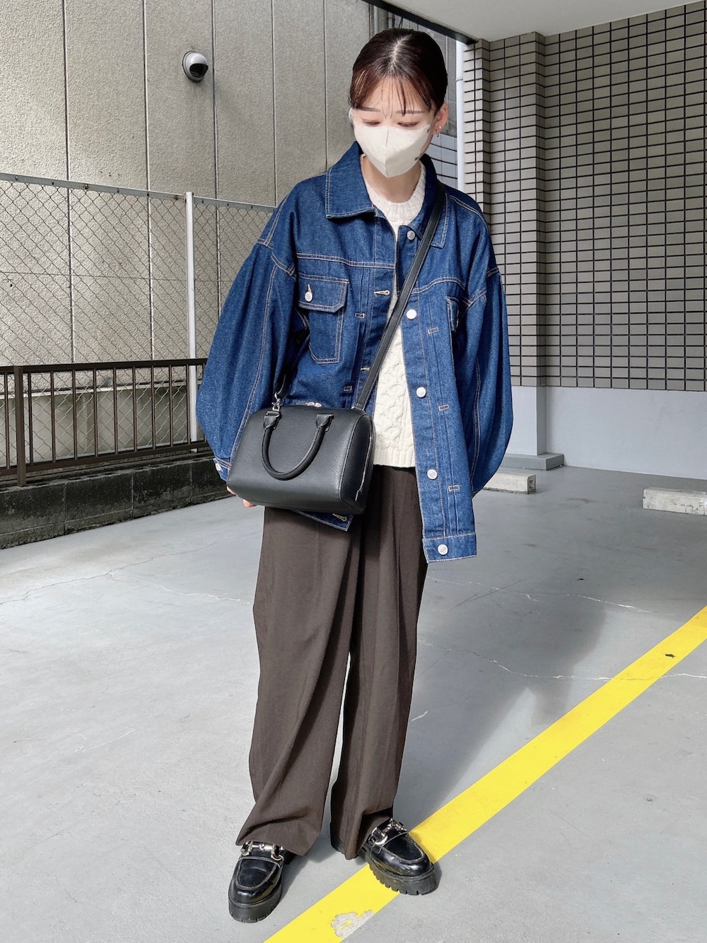 「大人カジュアル、シンプル、プチプラ、UNIQLO、ニット、ワイドパンツ、ボストンバッグ、ローファー、重ね着ベストシーズン、休日スタイル、ママコーデ、着回しコーデ、秋冬コーデ」｜「forksy.の【forksy.】オーバーサイズ2Wayシルエットデニムジャケット（デニムジャケット、ブルー系）」を使った、KanA𓈒𓏸𑁍‬さん（骨格ウェーブ・レディース・156cm）の秋コーディネートの1枚目の写真