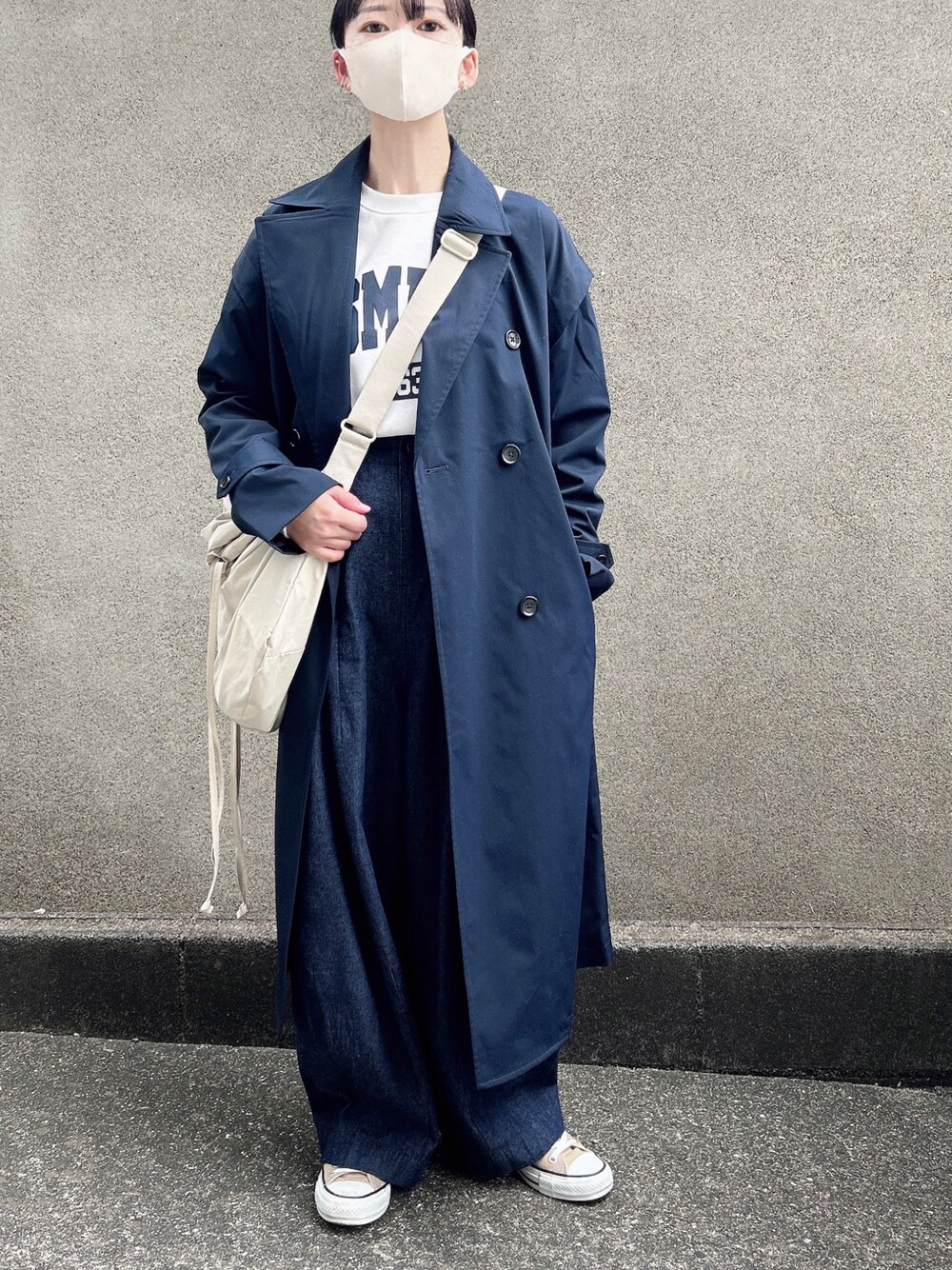 「大人カジュアル、シンプル、プチプラ、UNIQLO、トレンチコート、ネイビー、ワイドパンツ、ショルダーバッグ、コンバース、スニーカー、ママコーデ、着回しコーデ、春コーデ」｜「GRLのアイテム（スウェット、ホワイト系）」を使った、KanA𓈒𓏸𑁍‬さん（骨格ウェーブ・レディース・156cm）の冬コーディネートの1枚目の写真