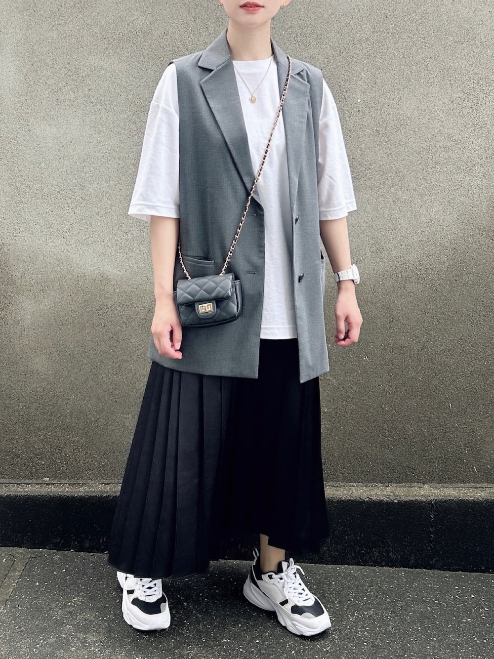 「大人カジュアル、きれいめカジュアル、シンプル、プチプラ、UNIQLO、ジレ、白Tシャツ、レイヤードスタイル、スカート、厚底シューズ、ショルダーバッグ、ママコーデ、着回しコーデ、初夏コーデ」｜「AKIII CLASSICの《AKIIICLASSIC》RS800（スニーカー、ホワイト系）」を使った、KanA𓈒𓏸𑁍‬さん（骨格ウェーブ・レディース・156cm）の春コーディネートの1枚目の写真