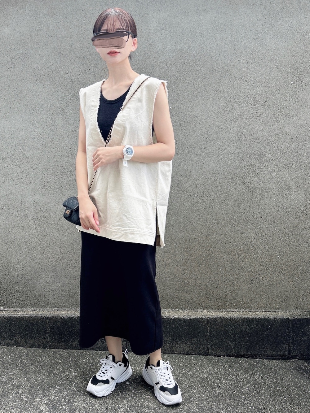 「大人カジュアル、シンプル、プチプラ、レイヤードスタイル、モノトーン、ベスト、UNIQLO、ミニバッグ、厚底シューズ、メガネ女子、ママコーデ、着回しコーデ、夏コーデ」｜「DISCOATの【WEB限定】USコットンフリンジ深Vベスト（ベスト、ホワイト系）」を使った、KanA𓈒𓏸𑁍‬さん（骨格ウェーブ・レディース・156cm）の秋コーディネートの1枚目の写真