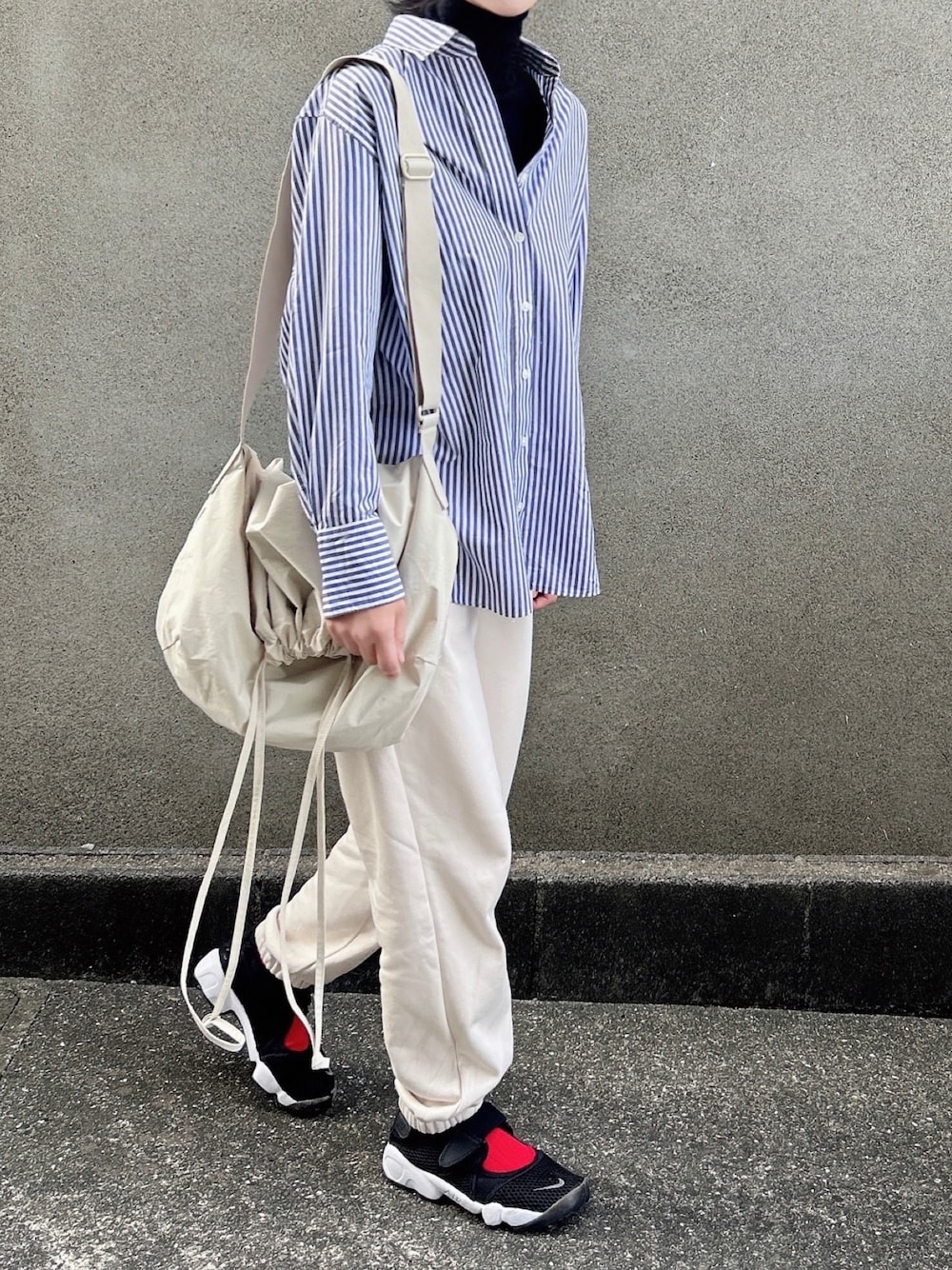 「大人カジュアル、シンプル、プチプラ、UNIQLO、シャツスタイル、レイヤードスタイル、韓国ファッション、スウェット、エアリフト、ショルダーバッグ、カラーソックス、ママコーデ、着回しコーデ、春コーデ」｜「UNIQLOのアイテム（シャツ/ブラウス、ブルー系）」を使った、KanA𓈒𓏸𑁍‬さん（骨格ウェーブ・レディース・156cm）の春コーディネートの1枚目の写真