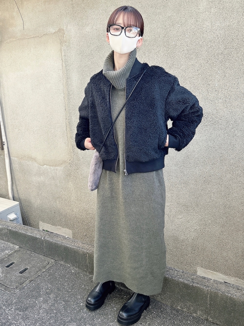 「大人カジュアル、シンプル、プチプラ、UNIQLO、ニットワンピース、もこもこ、めがね、ショルダーバッグ、ブーツ、ママコーデ、着回しコーデ、秋冬コーデ、あったかコーデ」｜「UNIQLOのアイテム（メガネ、ブラック系）」を使った、KanA𓈒𓏸𑁍‬さん（骨格ウェーブ・レディース・156cm）の秋コーディネートの1枚目の写真