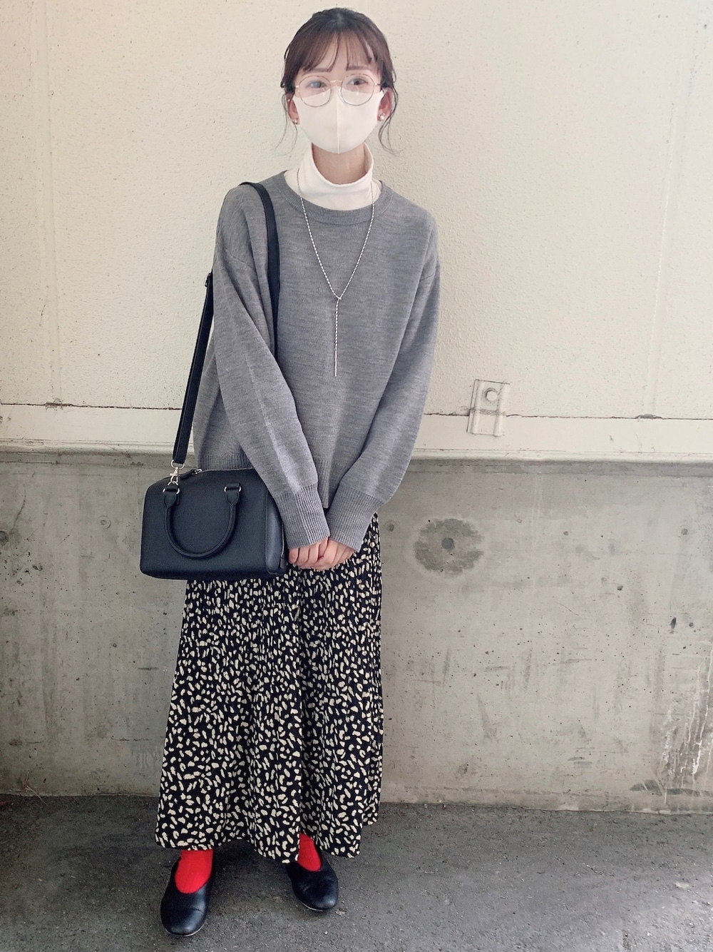 「きれいめカジュアル、プチプラ、UNIQLO、GU、セーター、カラーソックス、ボストンバッグ、パンプス、めがね、スカート、レオパード、ママコーデ、着回しコーデ、秋冬コーデ、シンプルコーデ」｜「ＪＵＧＬＡＮＳのクリアレンズサングラス 伊達メガネ（メガネ、その他）」を使った、KanA𓈒𓏸𑁍‬さん（骨格ウェーブ・レディース・156cm）の秋コーディネートの1枚目の写真