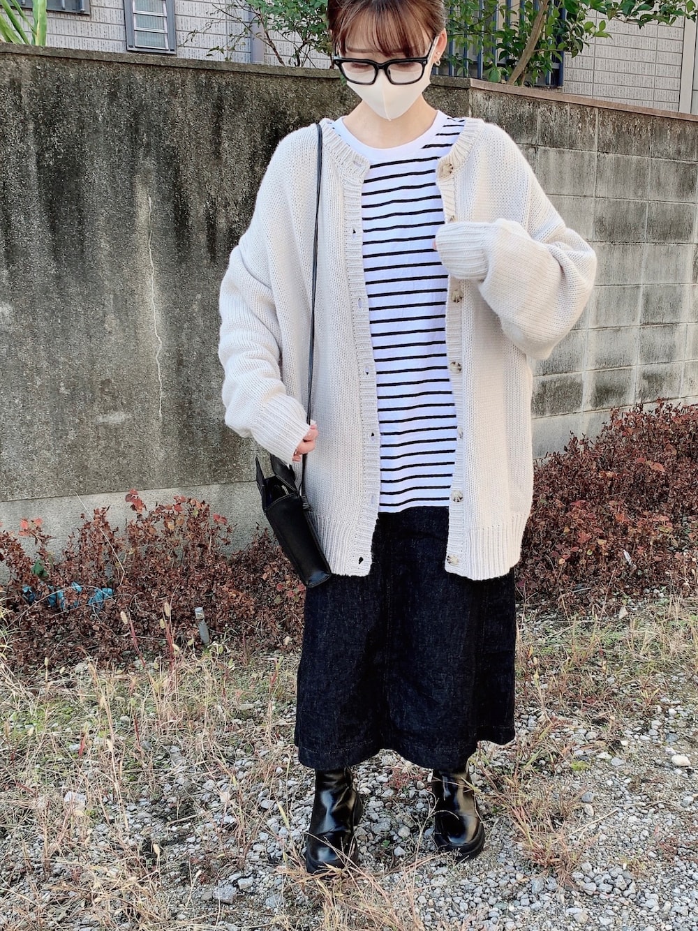 「大人カジュアル、シンプル、プチプラ、UNIQLO、めがね、ショルダーバッグ、オーバーサイズ、ビッグシルエット、カーディガン、ボーダートップス、デニム、ロングブーツ、ママコーデ、着回しコーデ、秋冬コーデ」｜「UNIQLOのアイテム（メガネ、ブラック系）」を使った、KanA𓈒𓏸𑁍‬さん（骨格ウェーブ・レディース・156cm）の秋コーディネートの1枚目の写真
