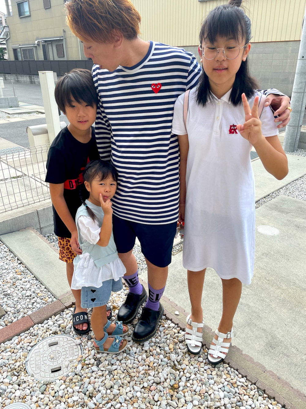 ブルー系のTシャツ/カットソー、ホワイト系のポロシャツ、グリーン系のTシャツ/カットソーを着用したメンズの夏コーディネートの1枚目の写真