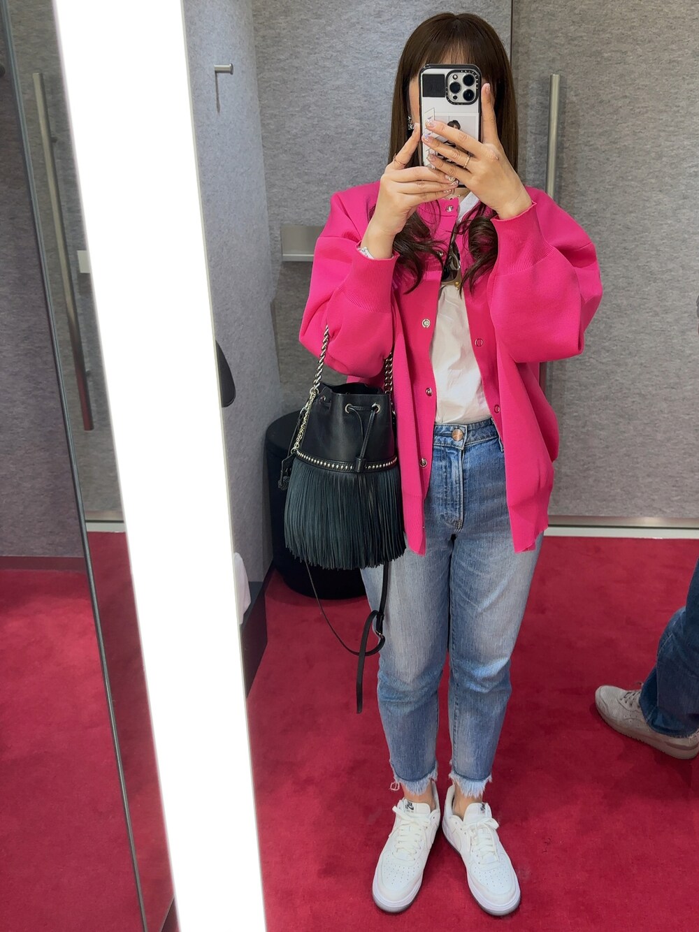 「休日スタイル、オトナカジュアル、今日のコーデ、きれいめカジュアル、ラクチンコーデ、春、スニーカーコーデ、Tシャツコーデ、大人コーデ、NIKE、NIKE AIR FORCE、ピンク、デニム、白スニーカー」｜「NIKEのナイキ エア フォース 1 '07 メンズシューズ / Nike Air Force 1 '07 Men's Shoes CW2288-111 White（スニーカー、ホワイト系）」を使った、RIKさん（レディース・165cm）の春コーディネートの1枚目の写真