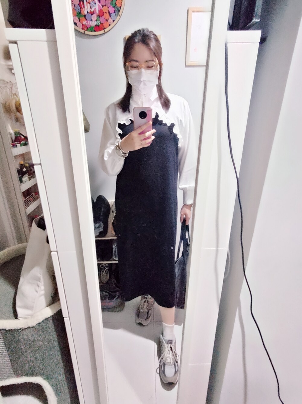 「wiwt、working style、hkgirl、October 2022、autumn、秋コーデ、trif、black and white」｜「UNIQLOのアイテム（ジャンパースカート、ブラック系）」を使った、Yukariveraさん（レディース・164cm）の秋コーディネートの1枚目の写真