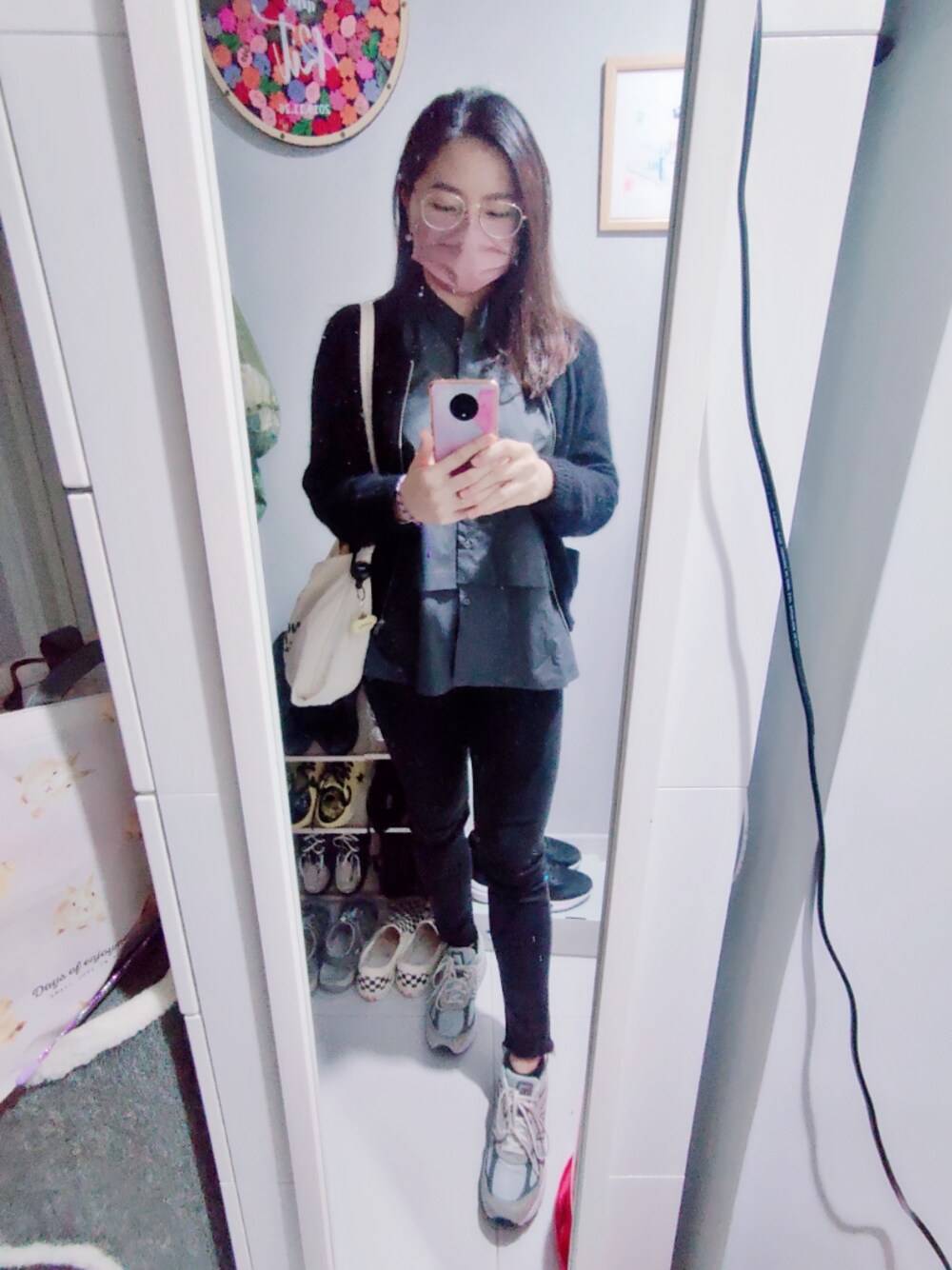 「wiwt、December 2021、outdoor、working style、hkgirl、斯文 、semi formal、UNIQLO、grey、black、冬コーデ、香港冬天好熱呀」｜「NEW BALANCEのアイテム（スニーカー、グレー系）」を使った、Yukariveraさん（レディース・164cm）の冬コーディネートの1枚目の写真