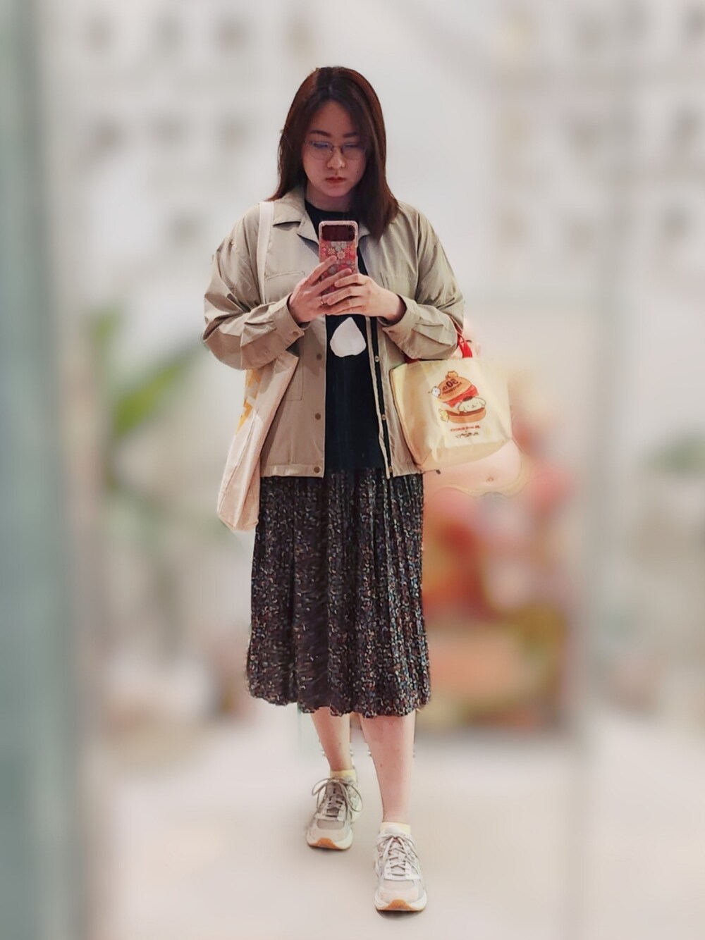 「Apr 2023、wiwt、working style、hkgirl、spring、春コーデ」｜「ASICSのアイテム（スニーカー、ベージュ系）」を使った、Yukariveraさん（レディース・164cm）の春コーディネートの1枚目の写真