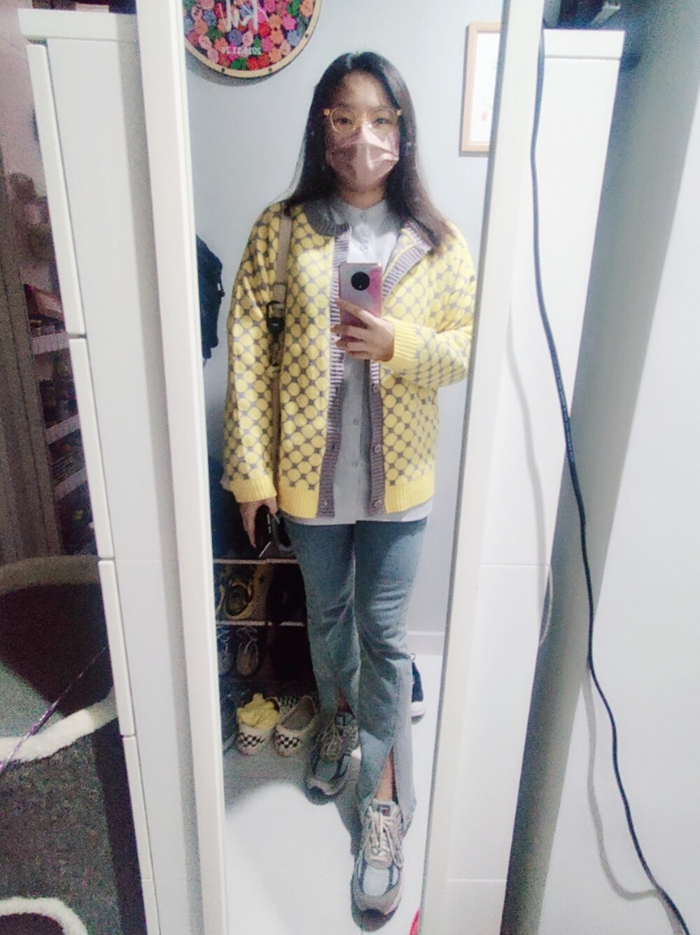「Sunday、holiday、wiwt、ootd、冬コーデ、December 2021、hkgirl、windy」｜「UNIQLOのアイテム（シャツ/ブラウス、グレー系）」を使った、Yukariveraさん（レディース・164cm）の冬コーディネートの1枚目の写真