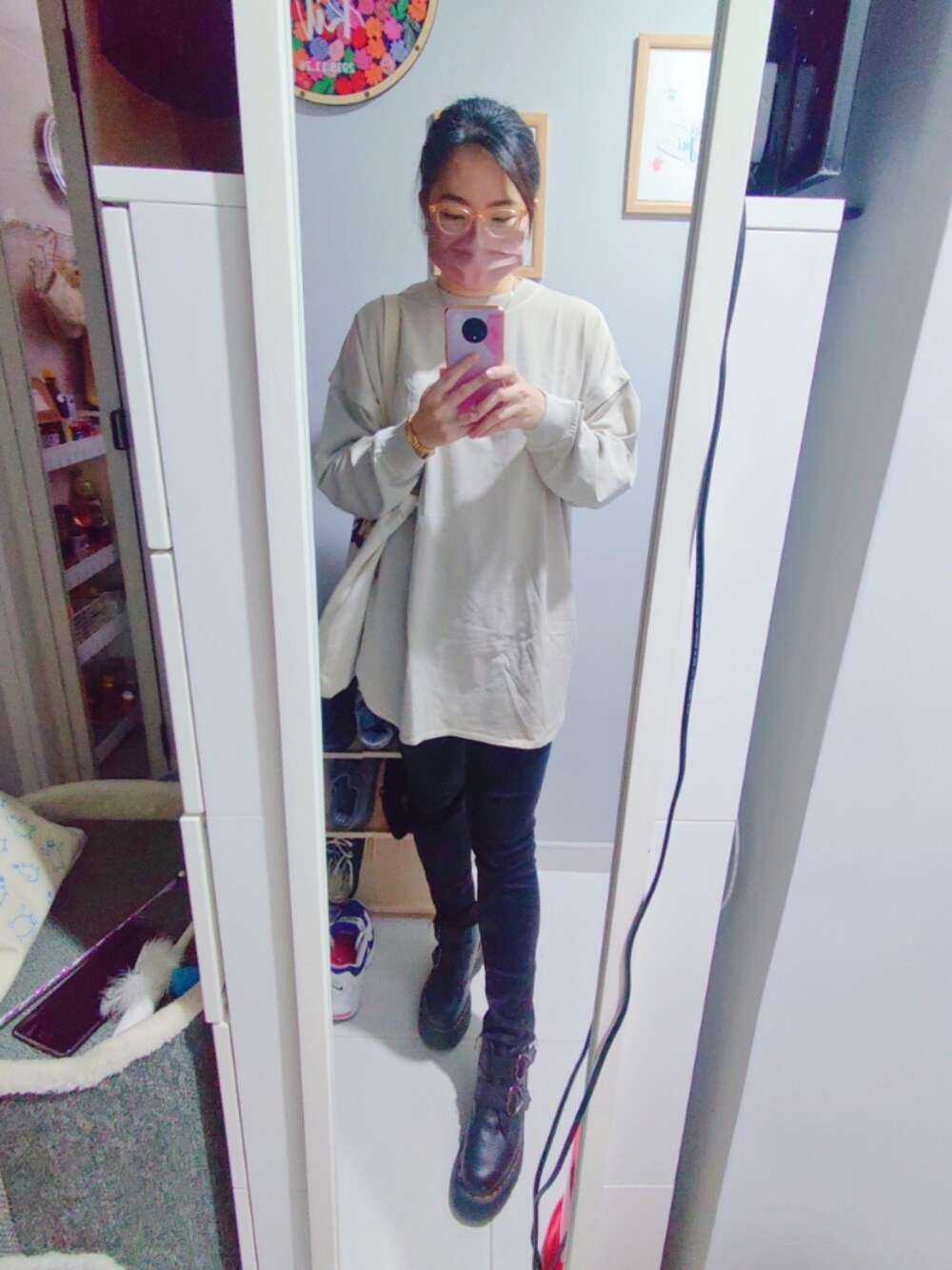 「wiwt、working style、hkgirl、Jan 2022、quick outfit、春コーデ」｜「Dr. Martensのアイテム（ブーツ、ブラック系）」を使った、Yukariveraさん（レディース・164cm）の冬コーディネートの1枚目の写真
